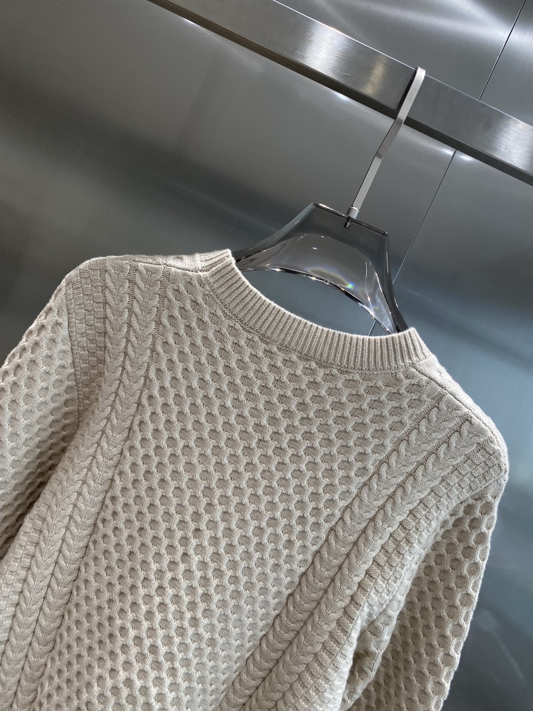 《𝙉𝙚𝙬🤍🖤纪家》秋冬经典男士针织长袖圆领套头毛衣 这款针织衫向经典图案致敬。采用棉质平纹针织面料精心制