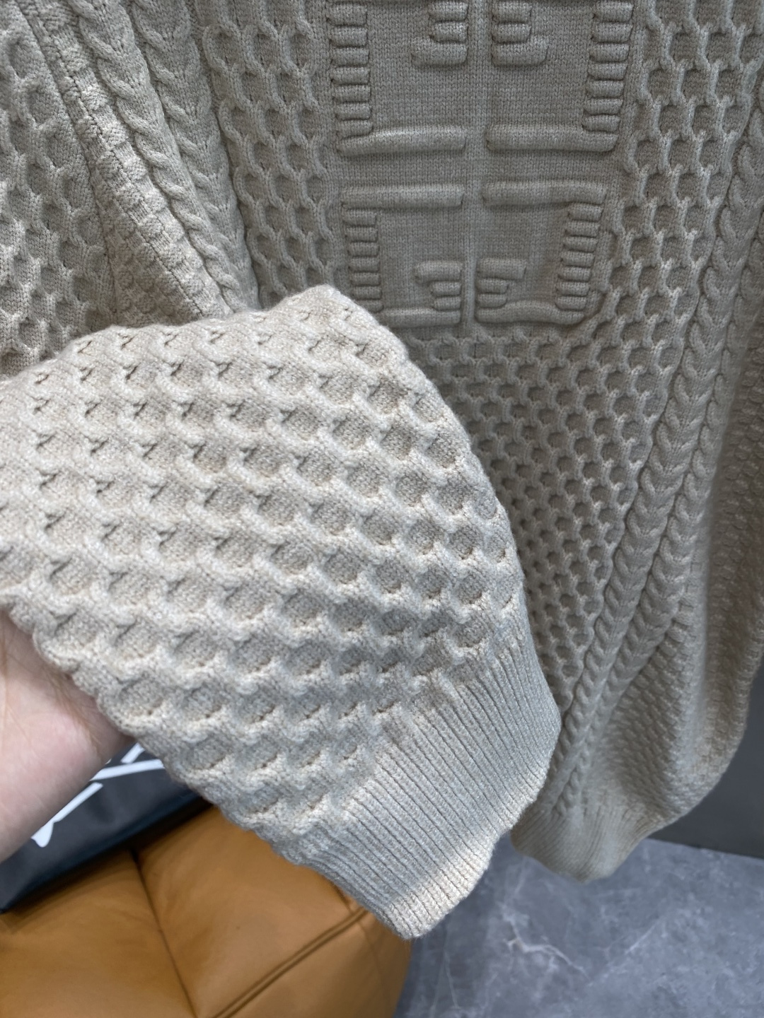 《𝙉𝙚𝙬🤍🖤纪家》秋冬经典男士针织长袖圆领套头毛衣 这款针织衫向经典图案致敬。采用棉质平纹针织面料精心制