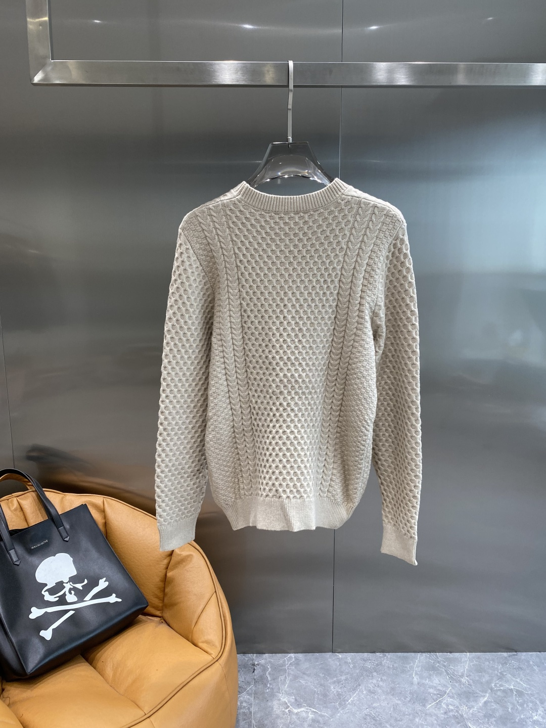 《𝙉𝙚𝙬🤍🖤纪家》秋冬经典男士针织长袖圆领套头毛衣 这款针织衫向经典图案致敬。采用棉质平纹针织面料精心制