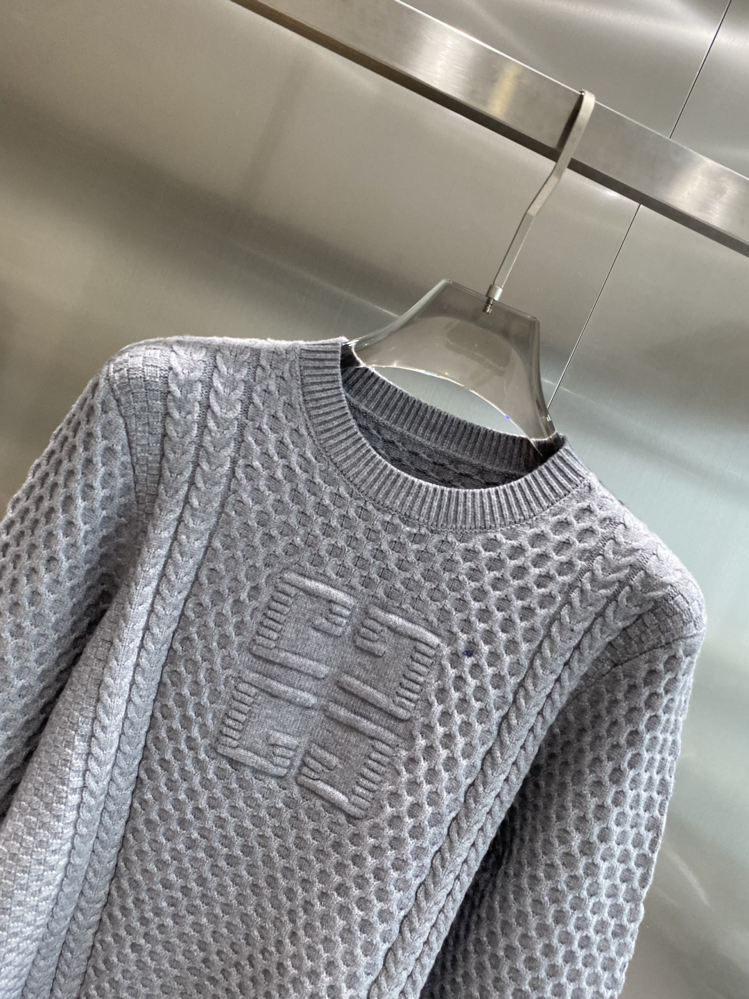 《𝙉𝙚𝙬🤍🖤纪家》秋冬经典男士针织长袖圆领套头毛衣 这款针织衫向经典图案致敬。采用棉质平纹针织面料精心制