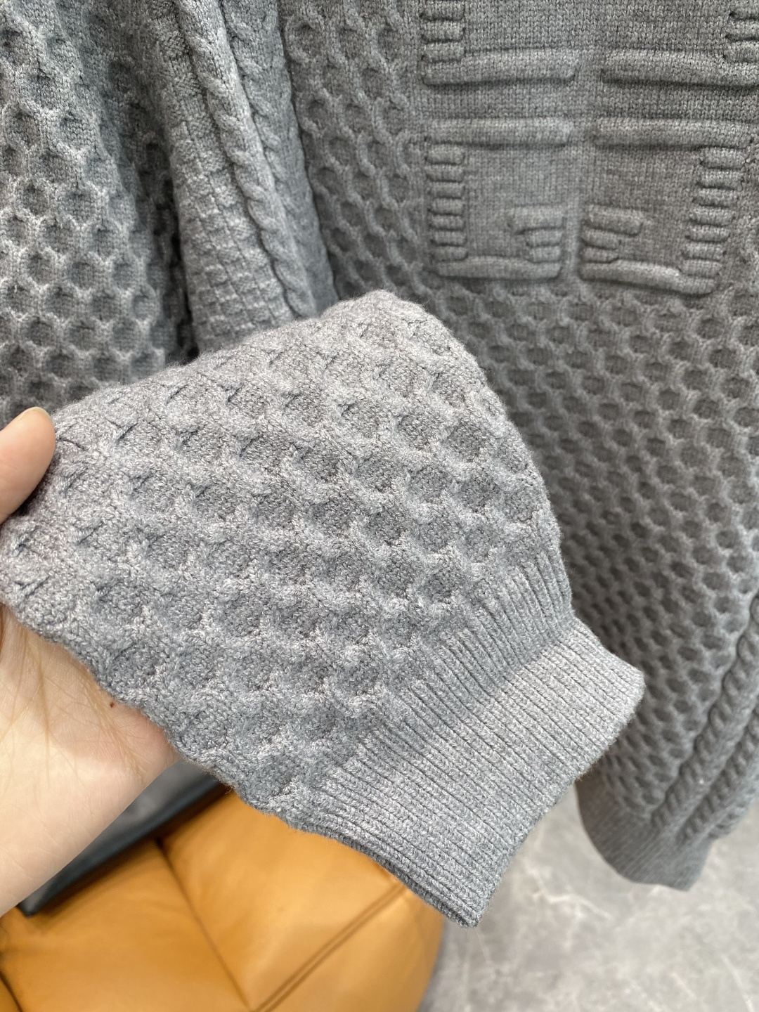 《𝙉𝙚𝙬🤍🖤纪家》秋冬经典男士针织长袖圆领套头毛衣 这款针织衫向经典图案致敬。采用棉质平纹针织面料精心制