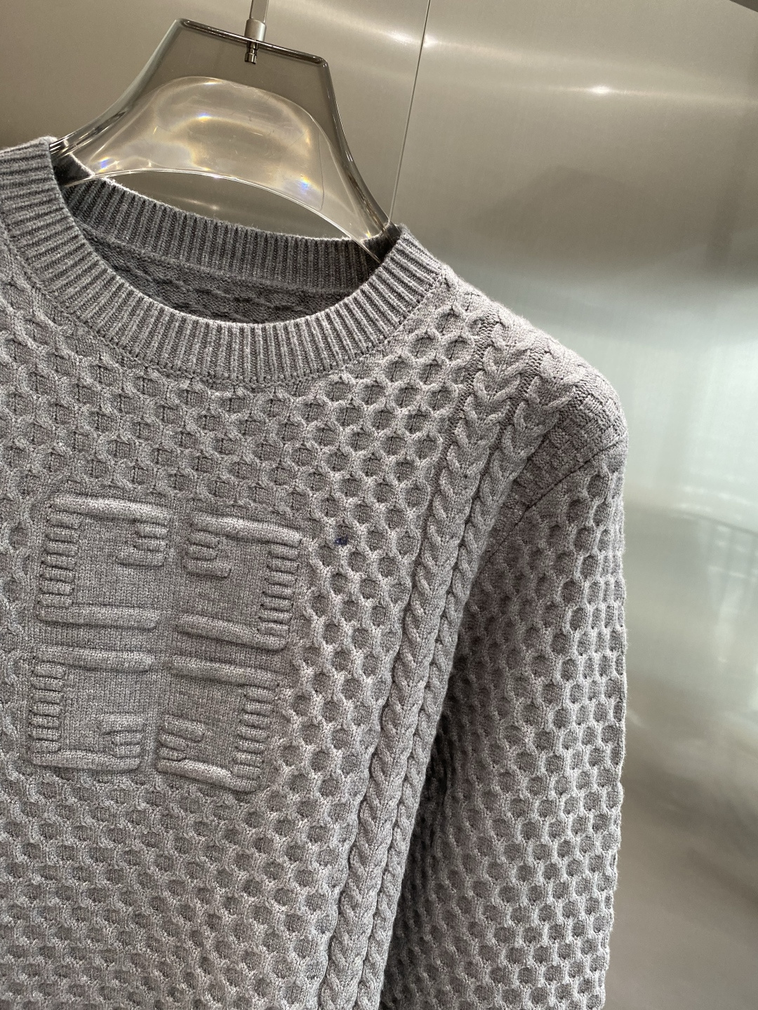 《𝙉𝙚𝙬🤍🖤纪家》秋冬经典男士针织长袖圆领套头毛衣 这款针织衫向经典图案致敬。采用棉质平纹针织面料精心制