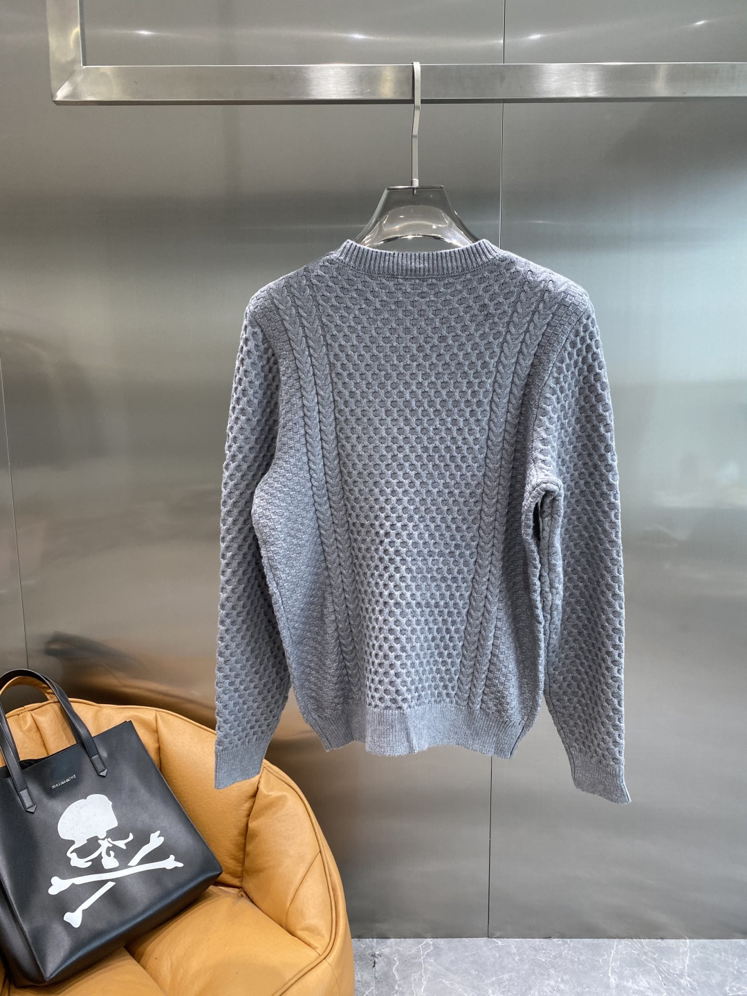 《𝙉𝙚𝙬🤍🖤纪家》秋冬经典男士针织长袖圆领套头毛衣 这款针织衫向经典图案致敬。采用棉质平纹针织面料精心制