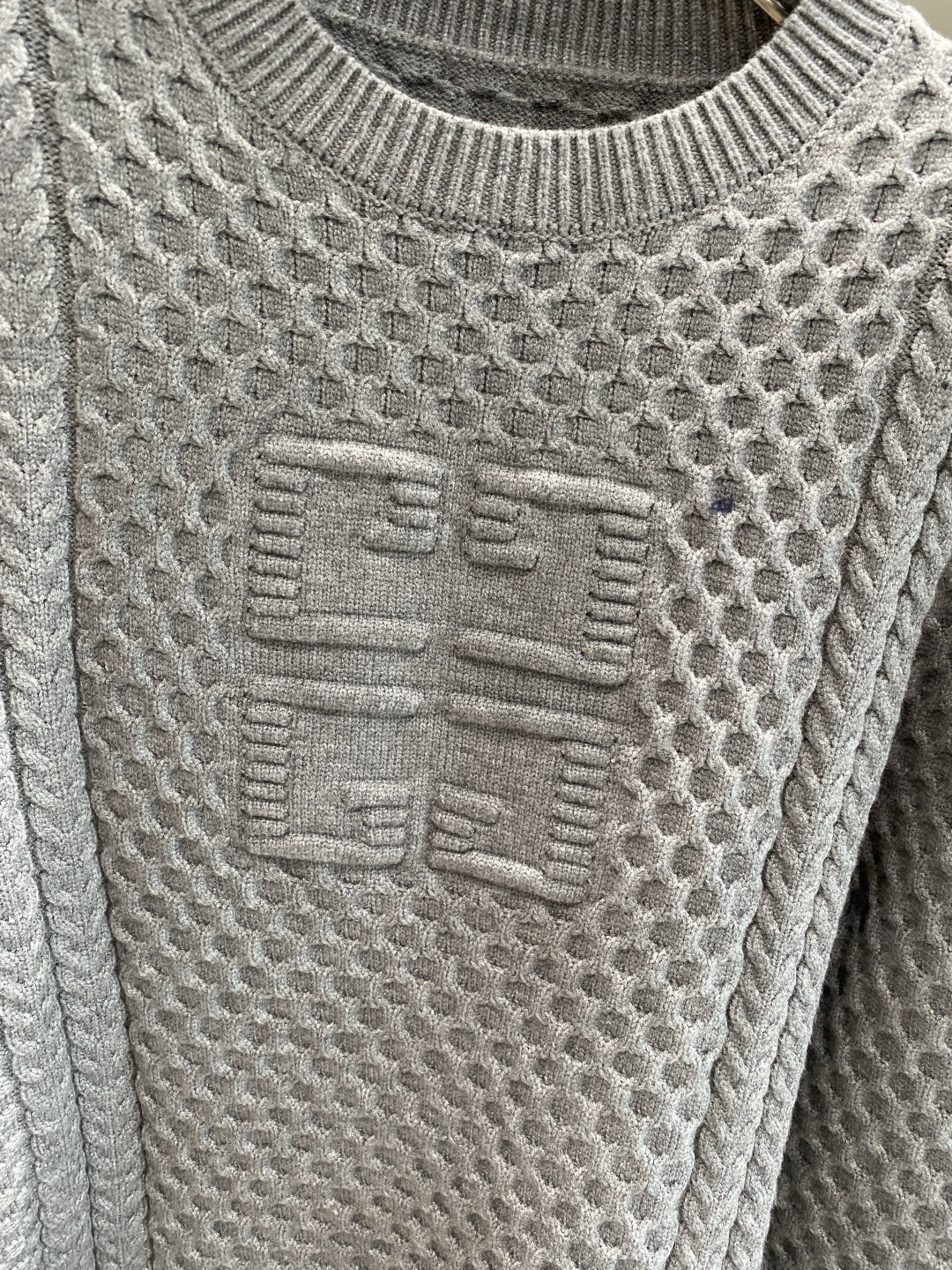 《𝙉𝙚𝙬🤍🖤纪家》秋冬经典男士针织长袖圆领套头毛衣 这款针织衫向经典图案致敬。采用棉质平纹针织面料精心制