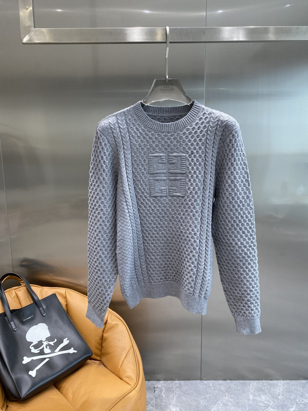 《𝙉𝙚𝙬🤍🖤纪家》秋冬经典男士针织长袖圆领套头毛衣 这款针织衫向经典图案致敬。采用棉质平纹针织面料精心制