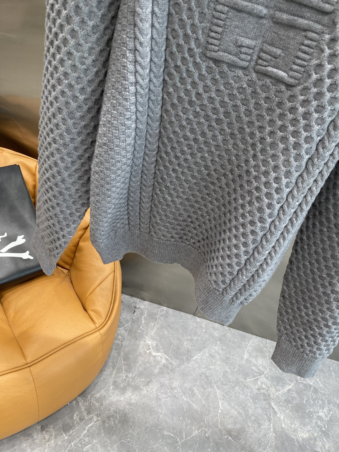 《𝙉𝙚𝙬🤍🖤纪家》秋冬经典男士针织长袖圆领套头毛衣 这款针织衫向经典图案致敬。采用棉质平纹针织面料精心制