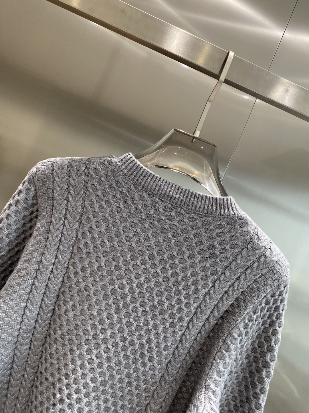 《𝙉𝙚𝙬🤍🖤纪家》秋冬经典男士针织长袖圆领套头毛衣 这款针织衫向经典图案致敬。采用棉质平纹针织面料精心制