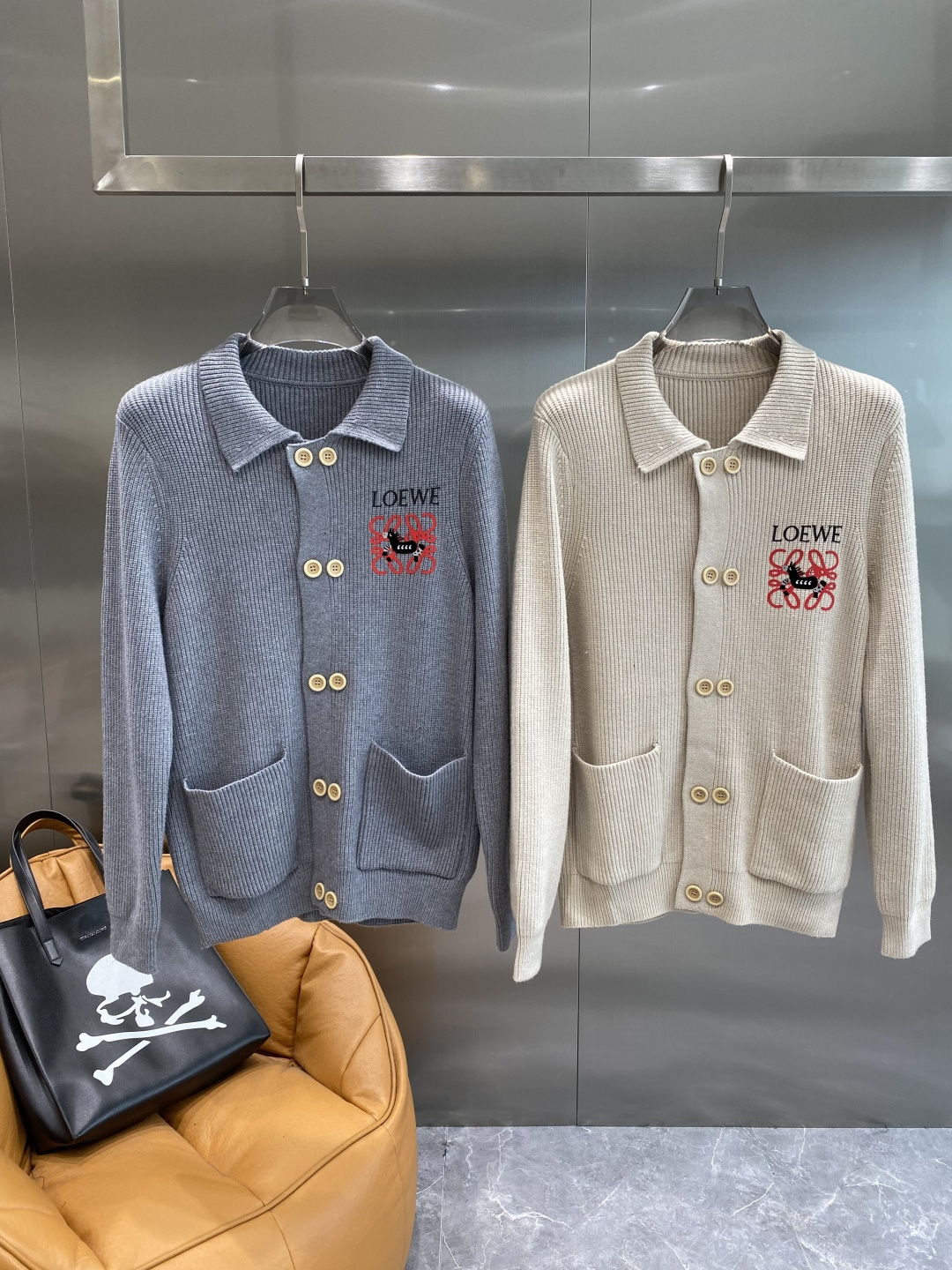 《𝙉𝙚𝙬🤍🖤罗家》开衫新款针织毛衣衫，彰显2025秋冬秀场的 主题。责任采购羊毛成就换季时节的典雅之选，