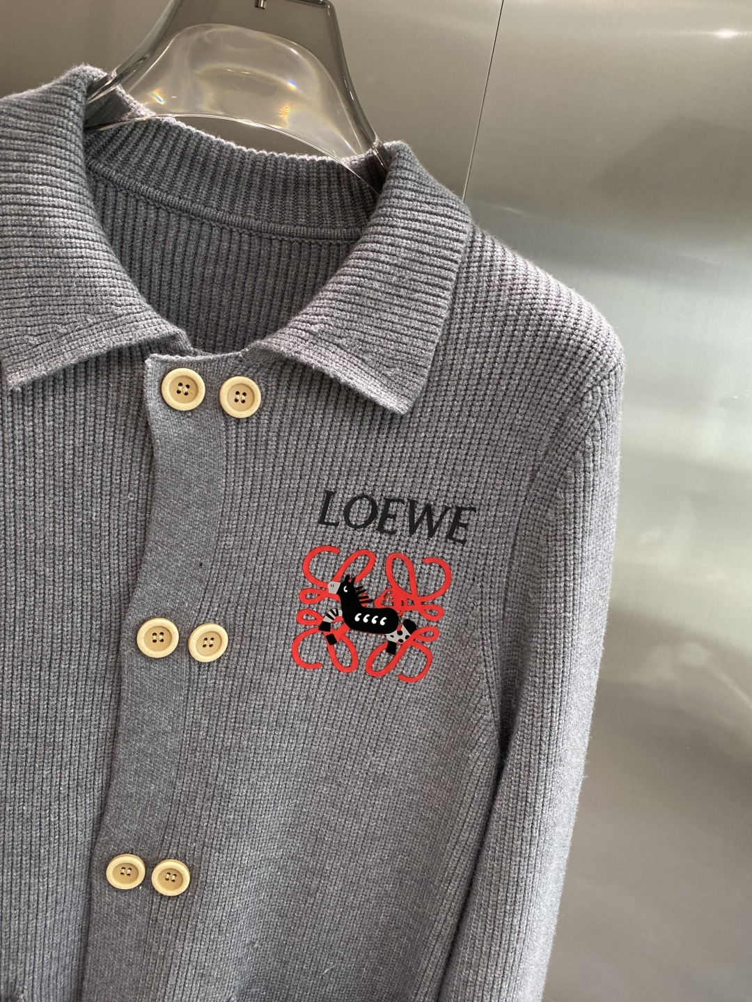 《𝙉𝙚𝙬🤍🖤罗家》开衫新款针织毛衣衫，彰显2025秋冬秀场的 主题。责任采购羊毛成就换季时节的典雅之选，