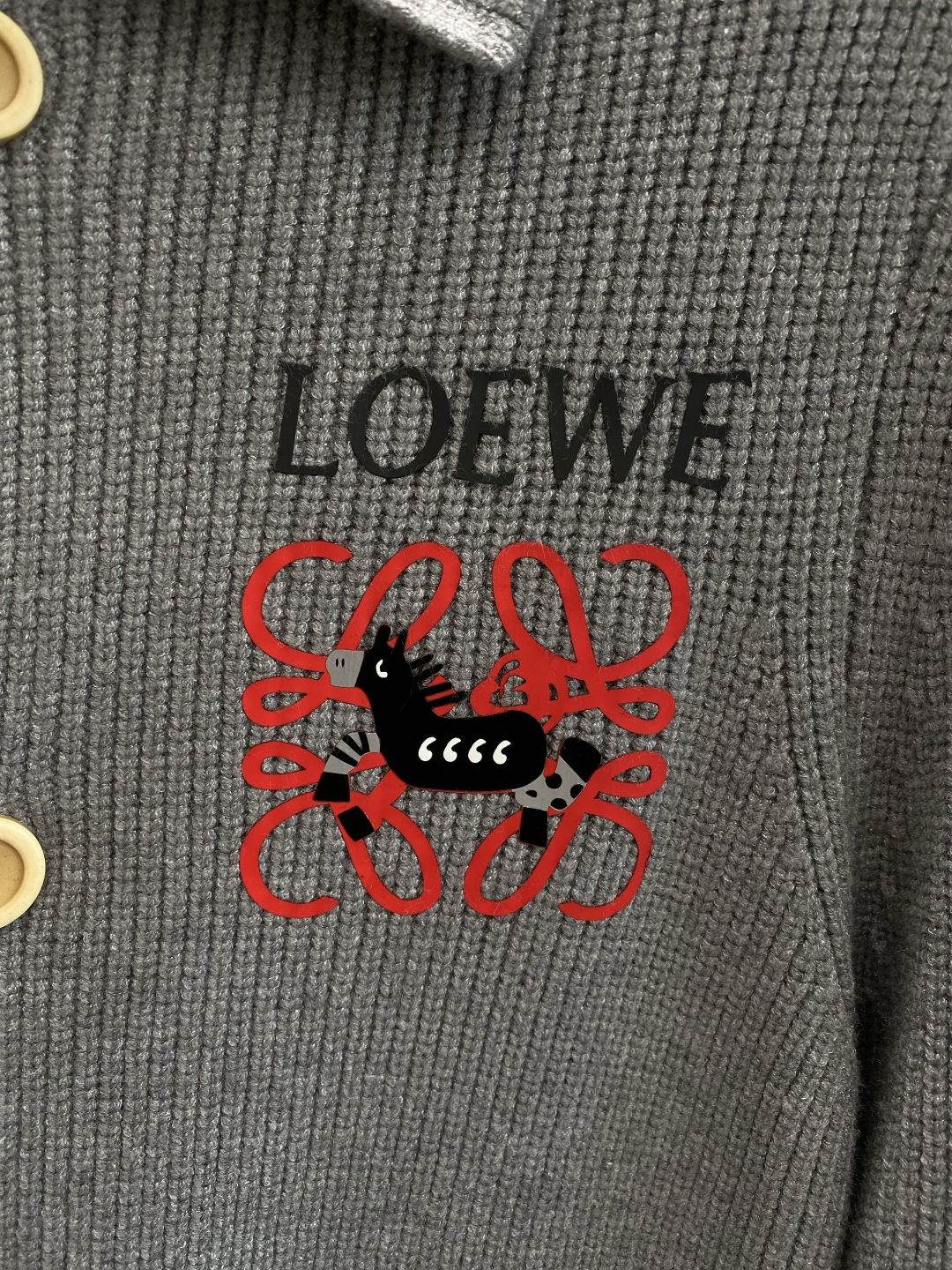 《𝙉𝙚𝙬🤍🖤罗家》开衫新款针织毛衣衫，彰显2025秋冬秀场的 主题。责任采购羊毛成就换季时节的典雅之选，