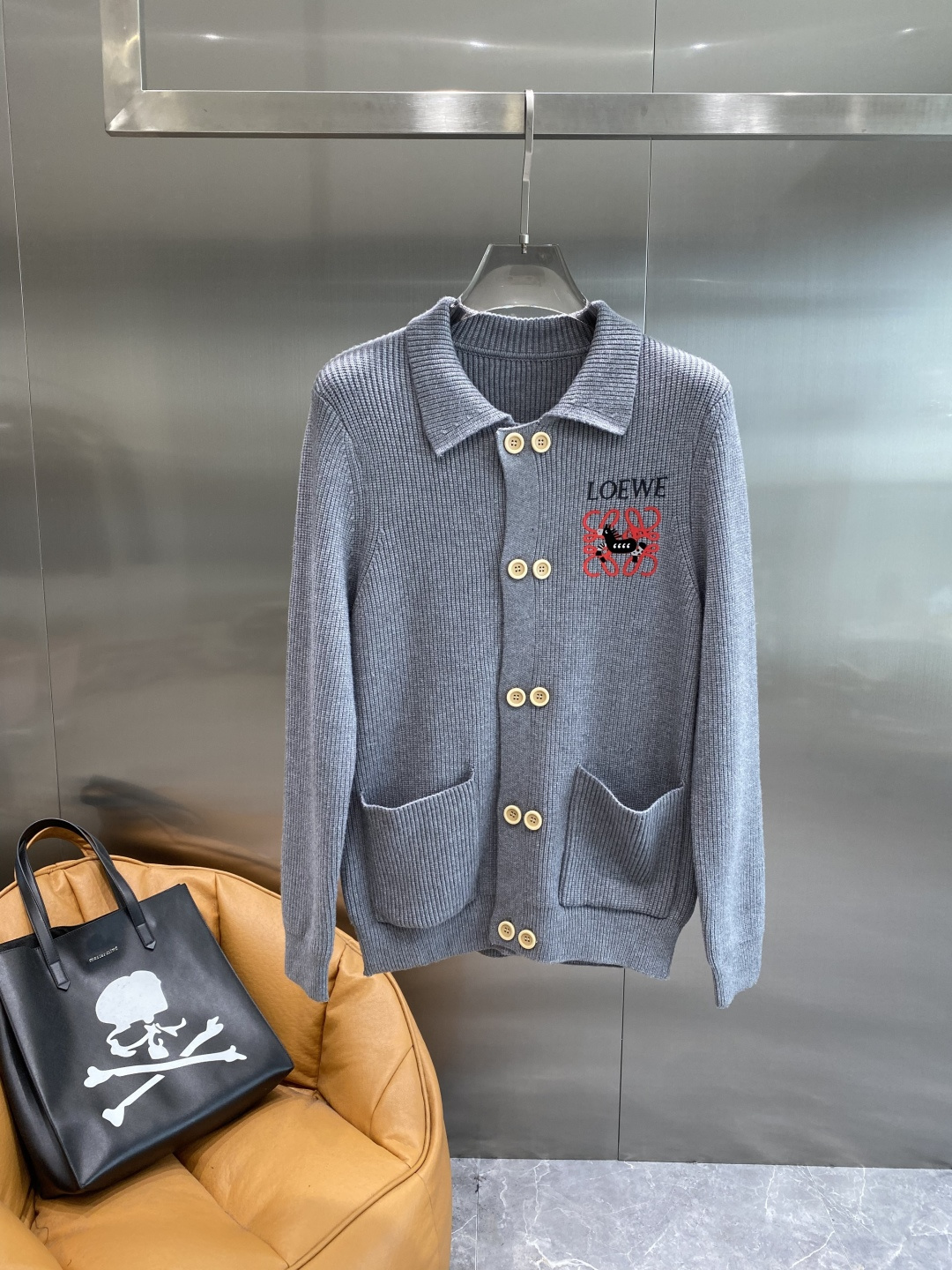 《𝙉𝙚𝙬🤍🖤罗家》开衫新款针织毛衣衫，彰显2025秋冬秀场的 主题。责任采购羊毛成就换季时节的典雅之选，