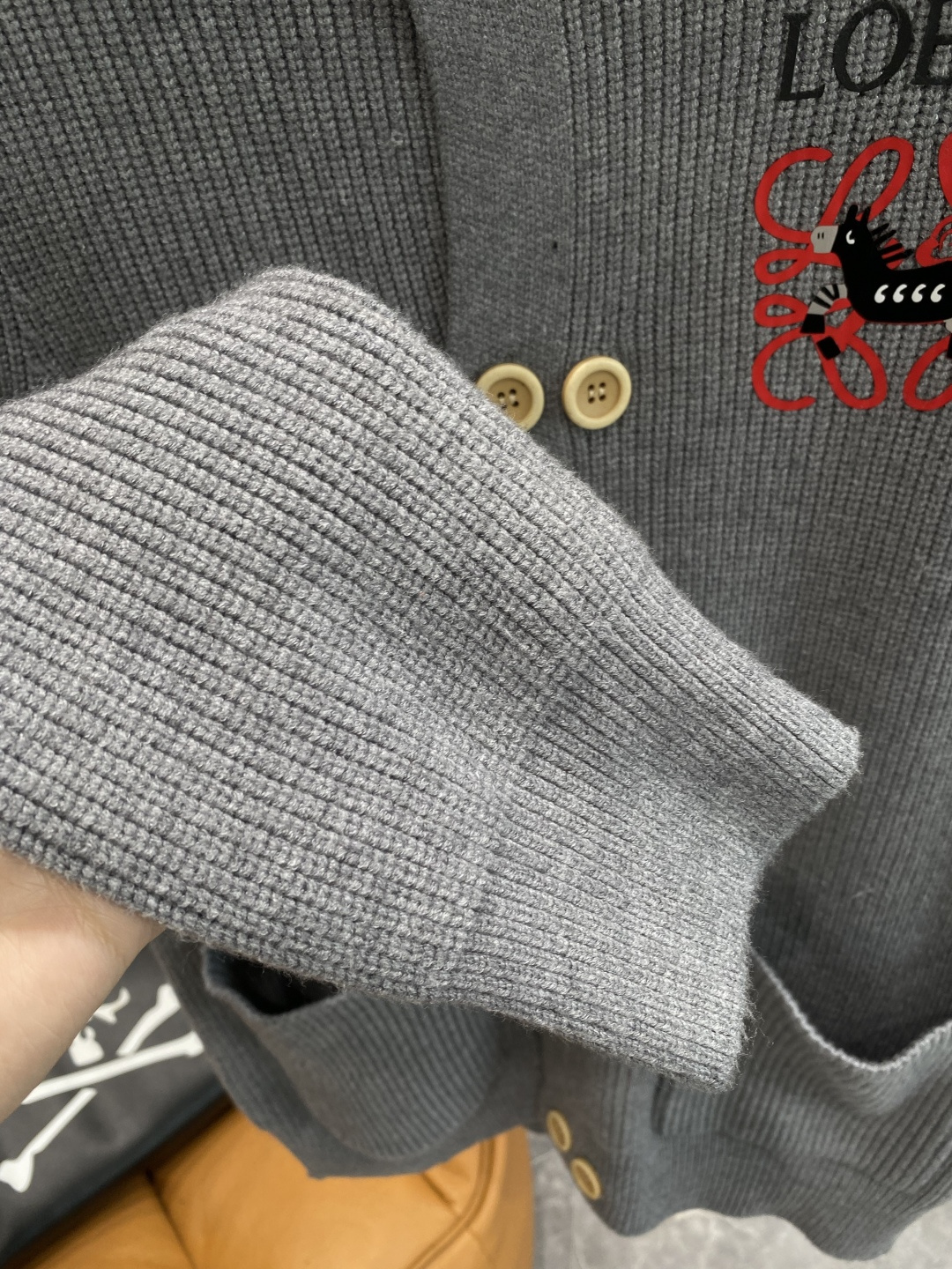 《𝙉𝙚𝙬🤍🖤罗家》开衫新款针织毛衣衫，彰显2025秋冬秀场的 主题。责任采购羊毛成就换季时节的典雅之选，