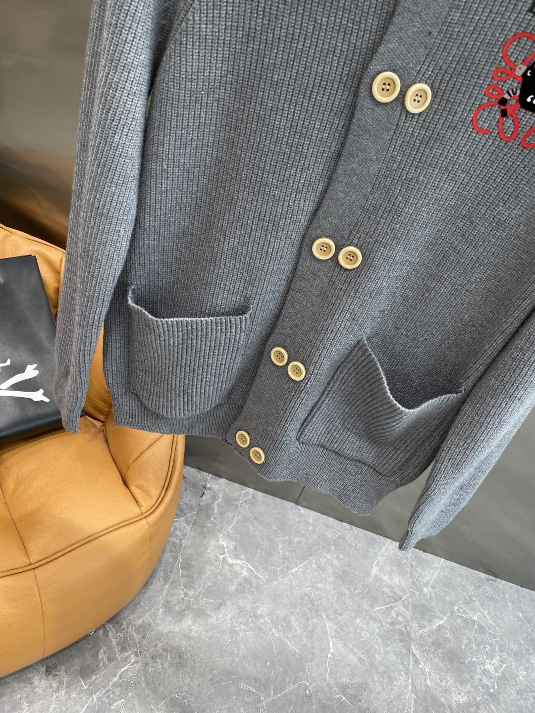 《𝙉𝙚𝙬🤍🖤罗家》开衫新款针织毛衣衫，彰显2025秋冬秀场的 主题。责任采购羊毛成就换季时节的典雅之选，