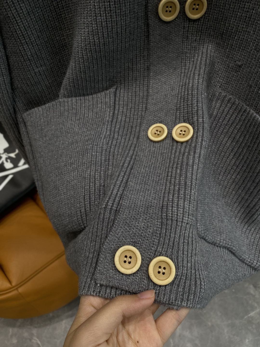 《𝙉𝙚𝙬🤍🖤罗家》开衫新款针织毛衣衫，彰显2025秋冬秀场的 主题。责任采购羊毛成就换季时节的典雅之选，