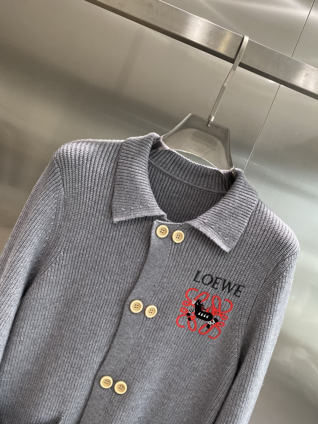 《𝙉𝙚𝙬🤍🖤罗家》开衫新款针织毛衣衫，彰显2025秋冬秀场的 主题。责任采购羊毛成就换季时节的典雅之选，