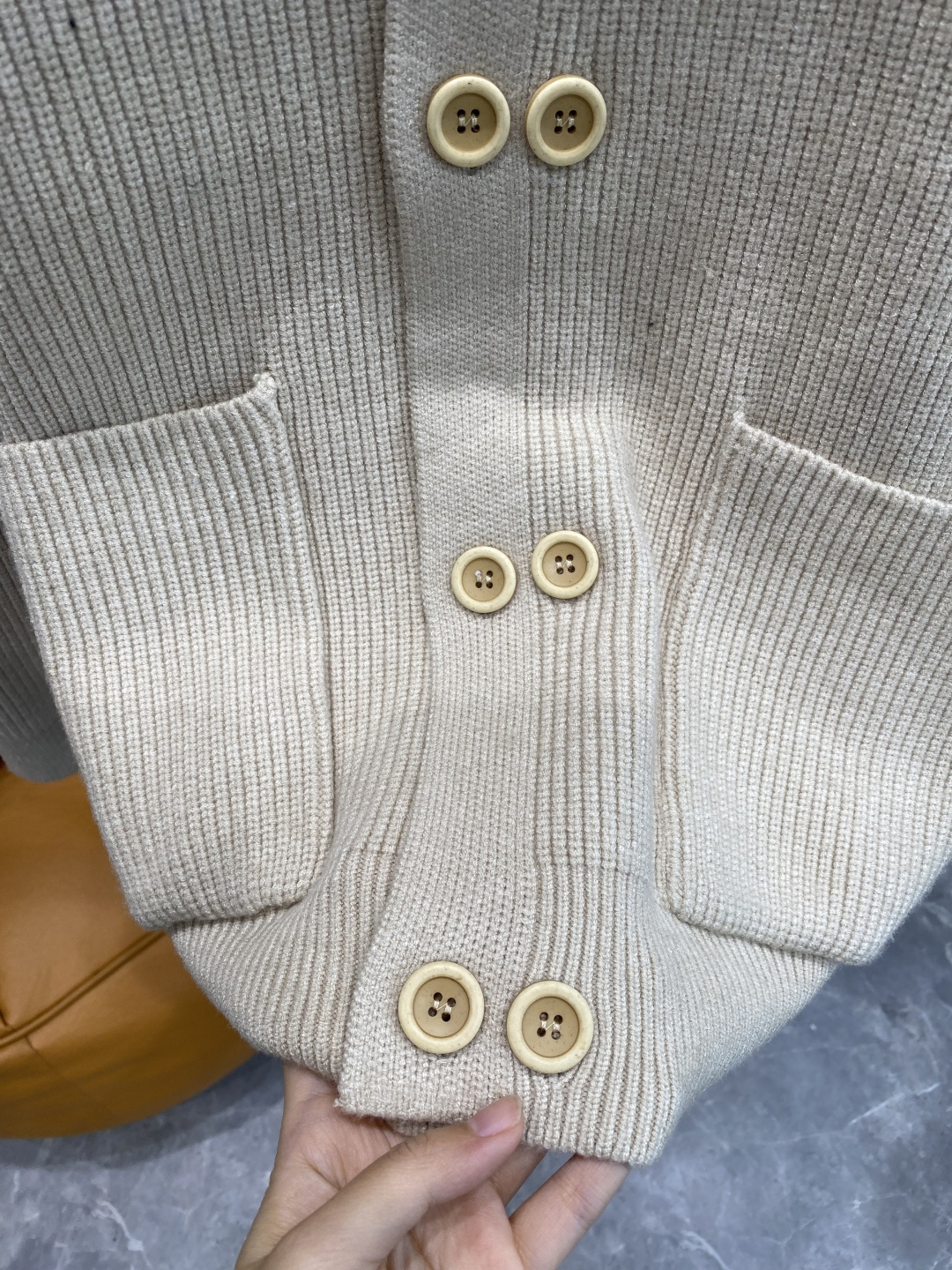 《𝙉𝙚𝙬🤍🖤罗家》开衫新款针织毛衣衫，彰显2025秋冬秀场的 主题。责任采购羊毛成就换季时节的典雅之选，