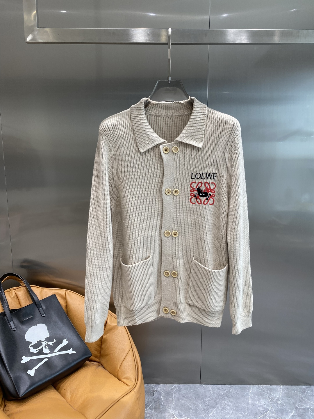 《𝙉𝙚𝙬🤍🖤罗家》开衫新款针织毛衣衫，彰显2025秋冬秀场的 主题。责任采购羊毛成就换季时节的典雅之选，