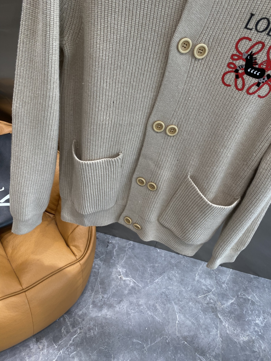 《𝙉𝙚𝙬🤍🖤罗家》开衫新款针织毛衣衫，彰显2025秋冬秀场的 主题。责任采购羊毛成就换季时节的典雅之选，