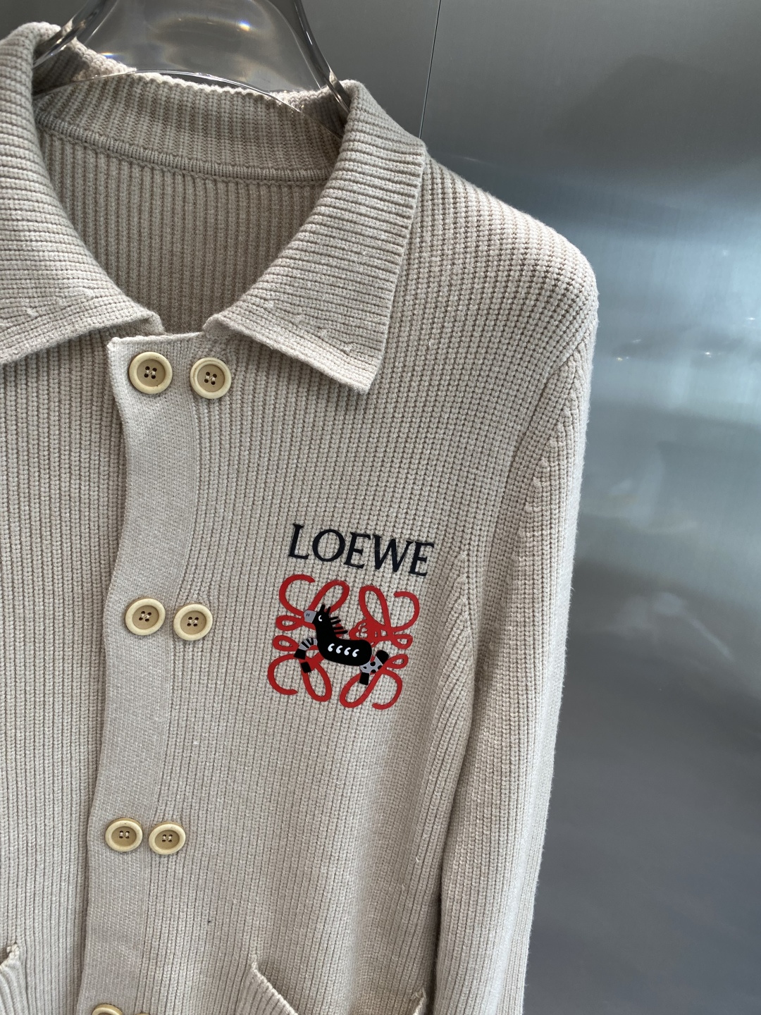 《𝙉𝙚𝙬🤍🖤罗家》开衫新款针织毛衣衫，彰显2025秋冬秀场的 主题。责任采购羊毛成就换季时节的典雅之选，