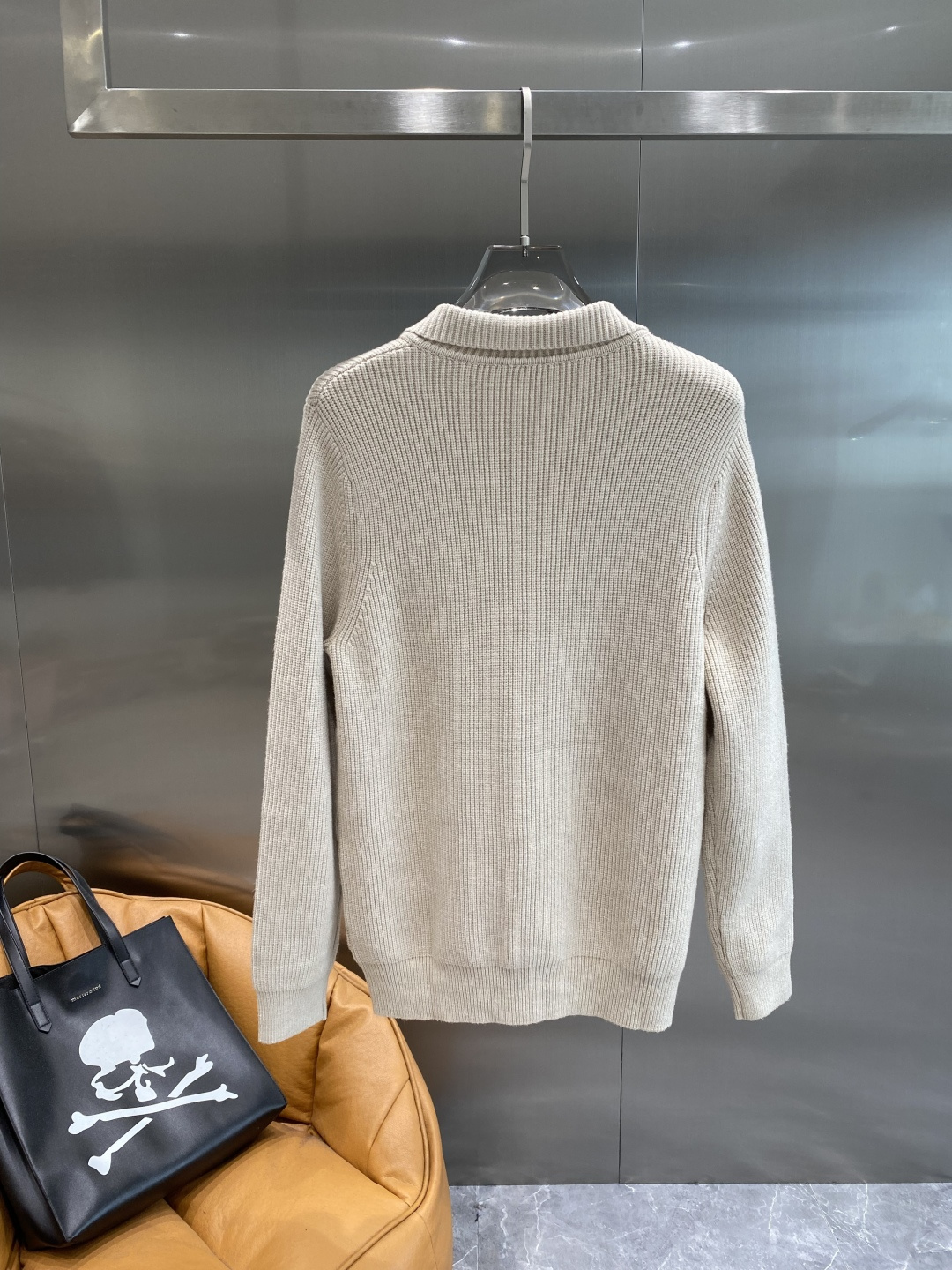 《𝙉𝙚𝙬🤍🖤罗家》开衫新款针织毛衣衫，彰显2025秋冬秀场的 主题。责任采购羊毛成就换季时节的典雅之选，