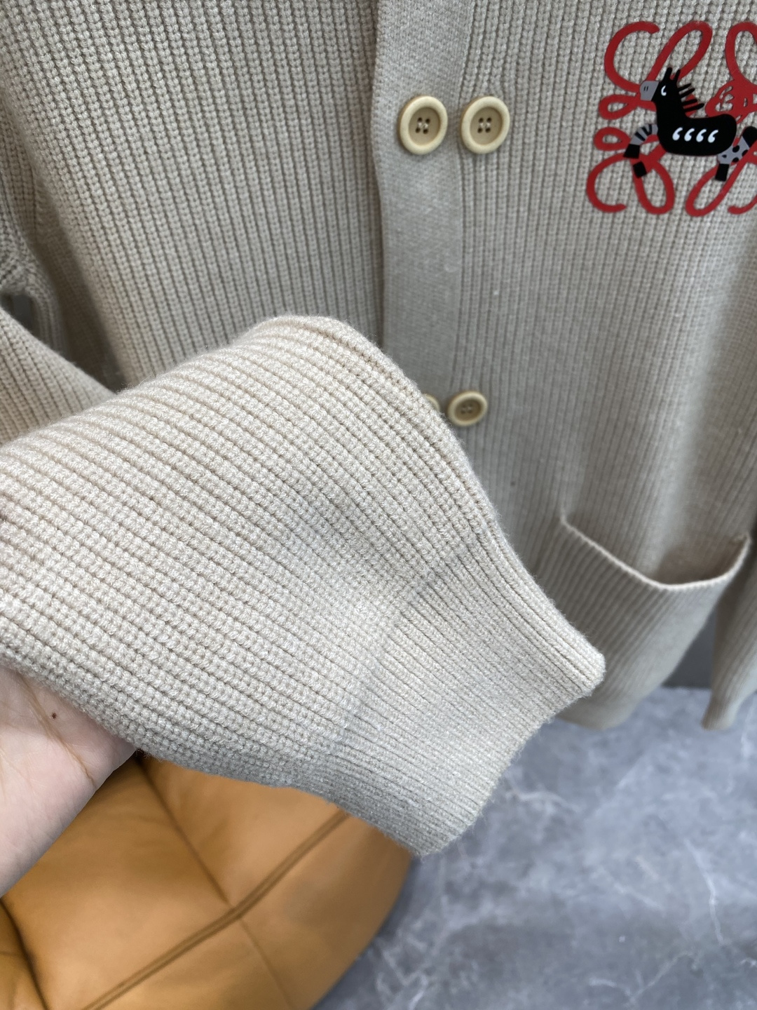 《𝙉𝙚𝙬🤍🖤罗家》开衫新款针织毛衣衫，彰显2025秋冬秀场的 主题。责任采购羊毛成就换季时节的典雅之选，