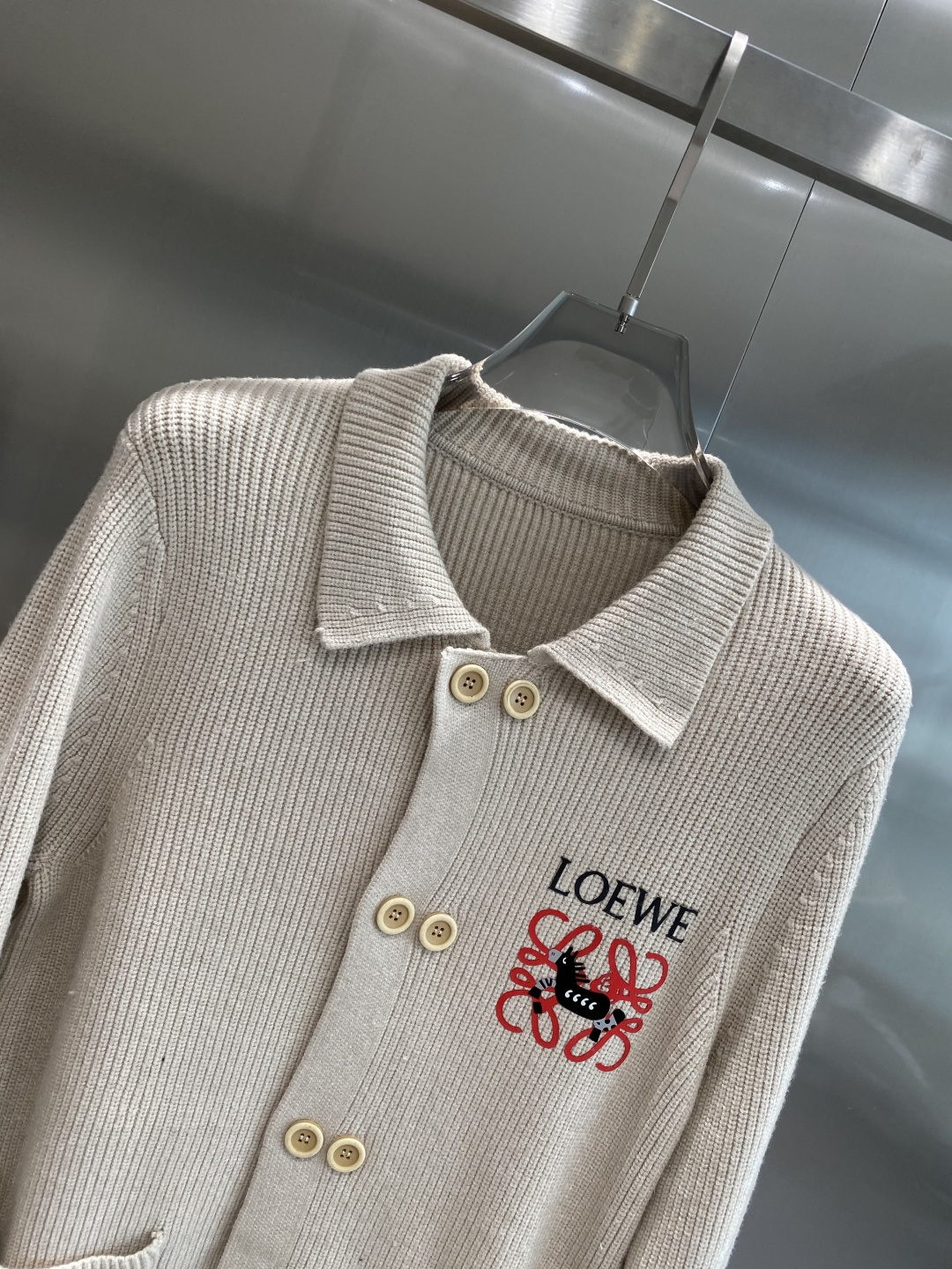 《𝙉𝙚𝙬🤍🖤罗家》开衫新款针织毛衣衫，彰显2025秋冬秀场的 主题。责任采购羊毛成就换季时节的典雅之选，