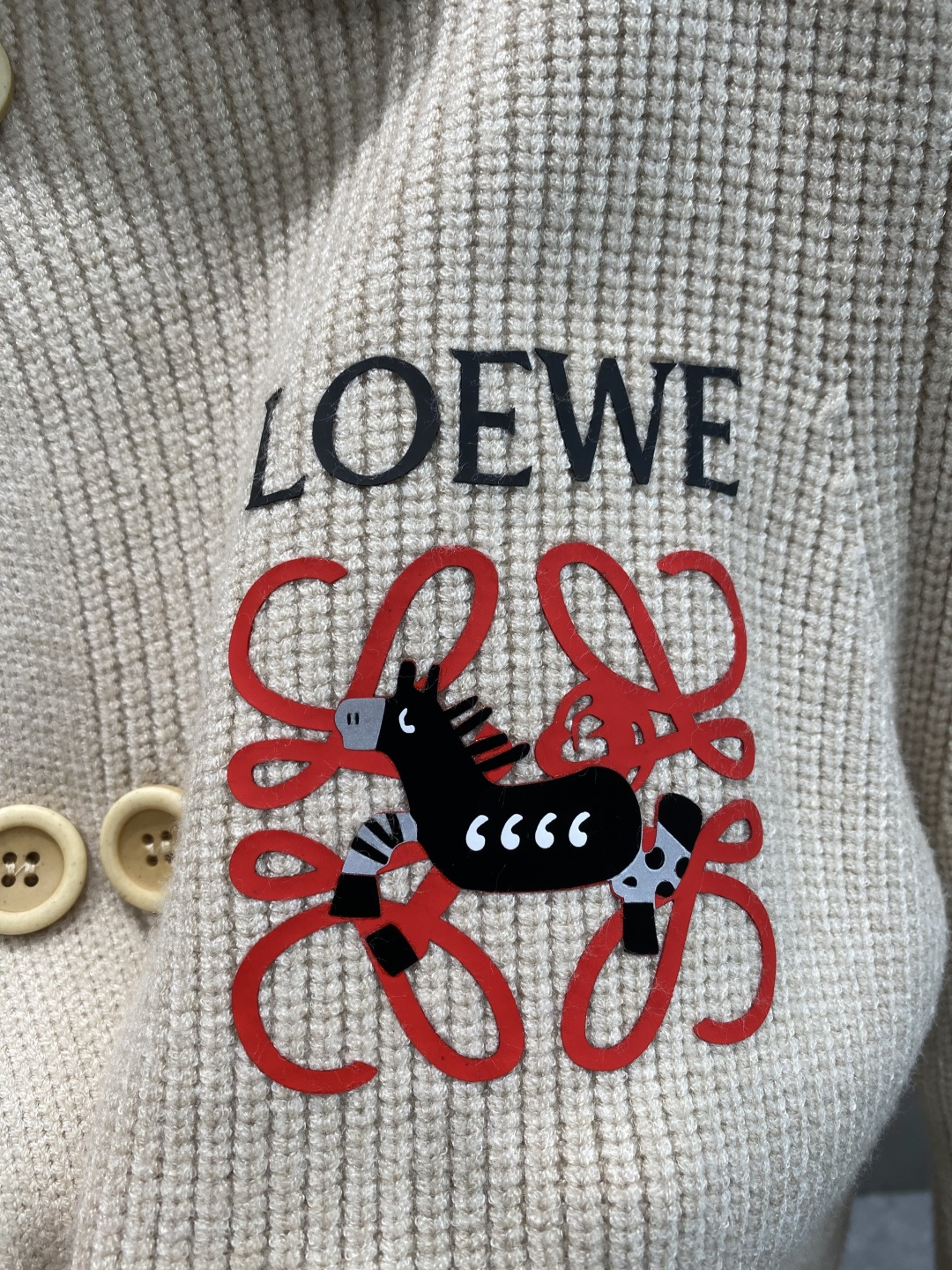 《𝙉𝙚𝙬🤍🖤罗家》开衫新款针织毛衣衫，彰显2025秋冬秀场的 主题。责任采购羊毛成就换季时节的典雅之选，