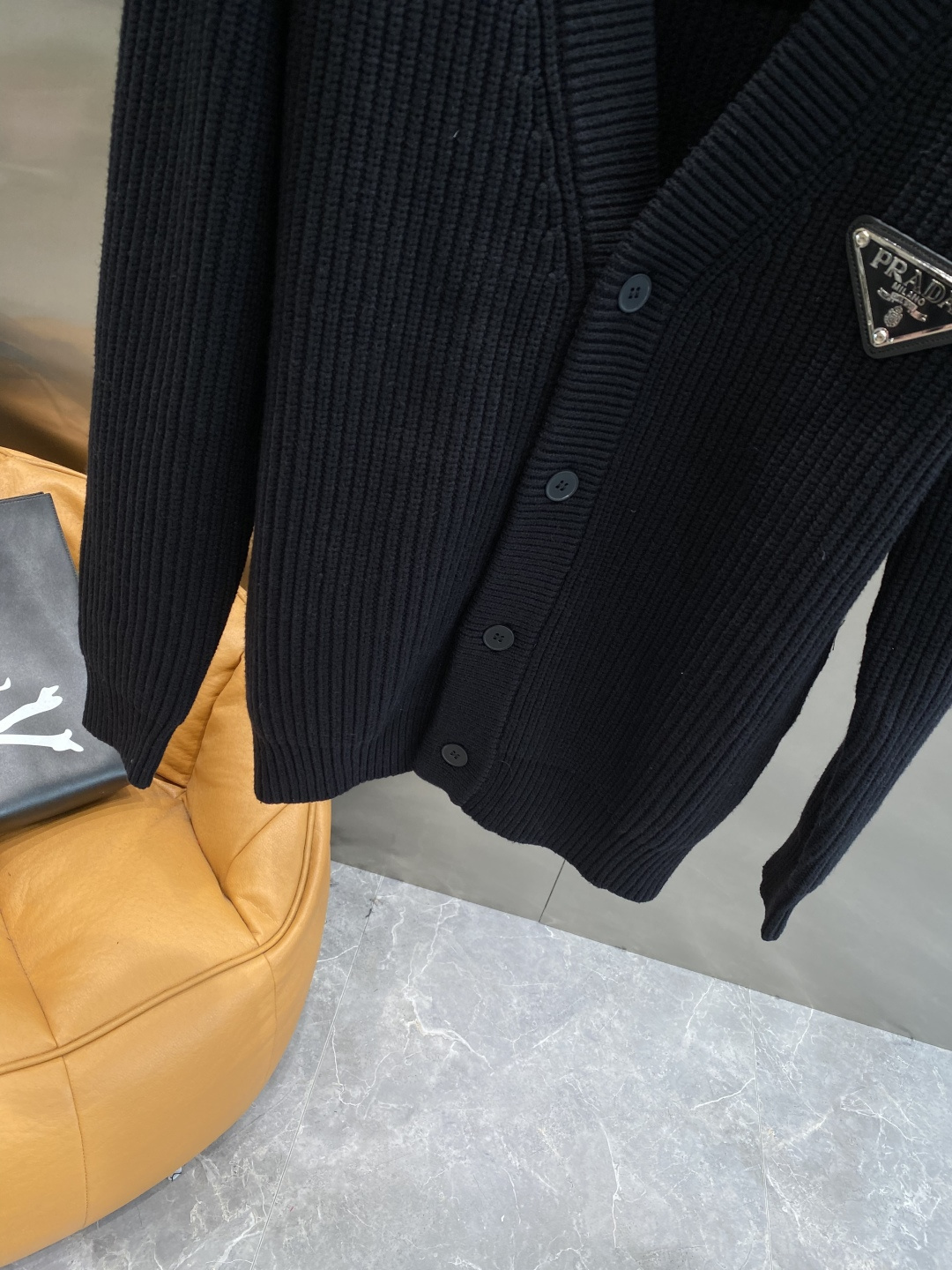 《𝙉𝙚𝙬🤍🖤普家》开衫新款针织毛衣衫，彰显2025秋冬秀场的 主题。责任采购羊毛成就换季时节的典雅之选，