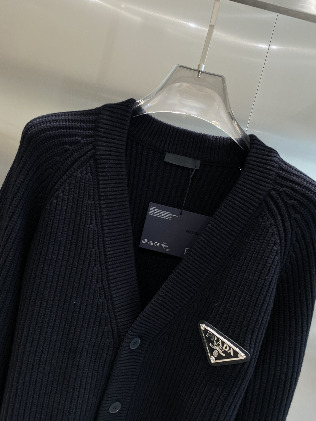 《𝙉𝙚𝙬🤍🖤普家》开衫新款针织毛衣衫，彰显2025秋冬秀场的 主题。责任采购羊毛成就换季时节的典雅之选，