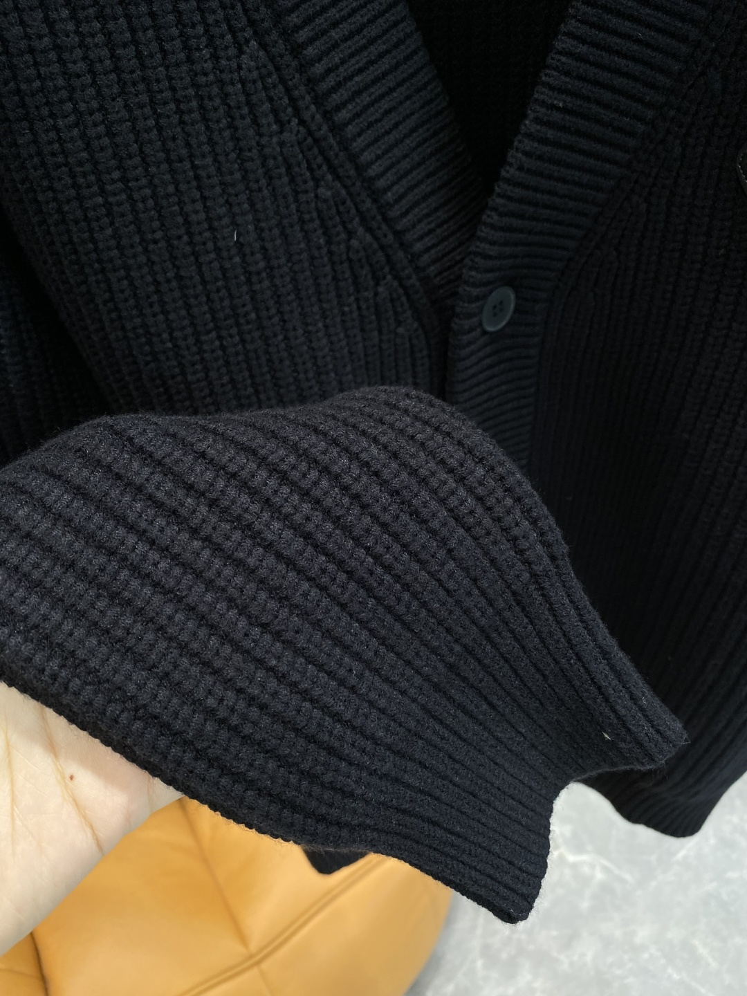 《𝙉𝙚𝙬🤍🖤普家》开衫新款针织毛衣衫，彰显2025秋冬秀场的 主题。责任采购羊毛成就换季时节的典雅之选，