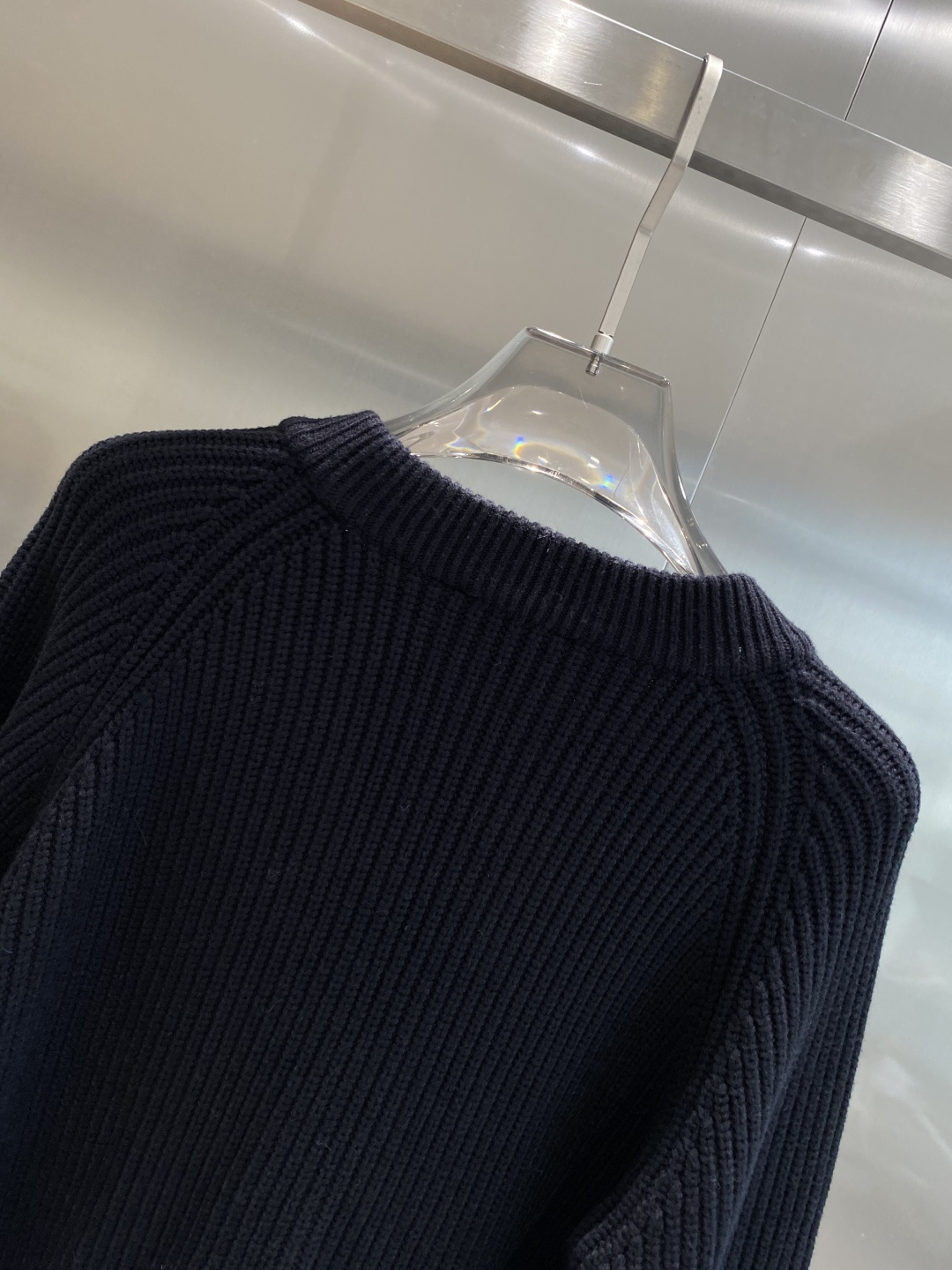 《𝙉𝙚𝙬🤍🖤普家》开衫新款针织毛衣衫，彰显2025秋冬秀场的 主题。责任采购羊毛成就换季时节的典雅之选，