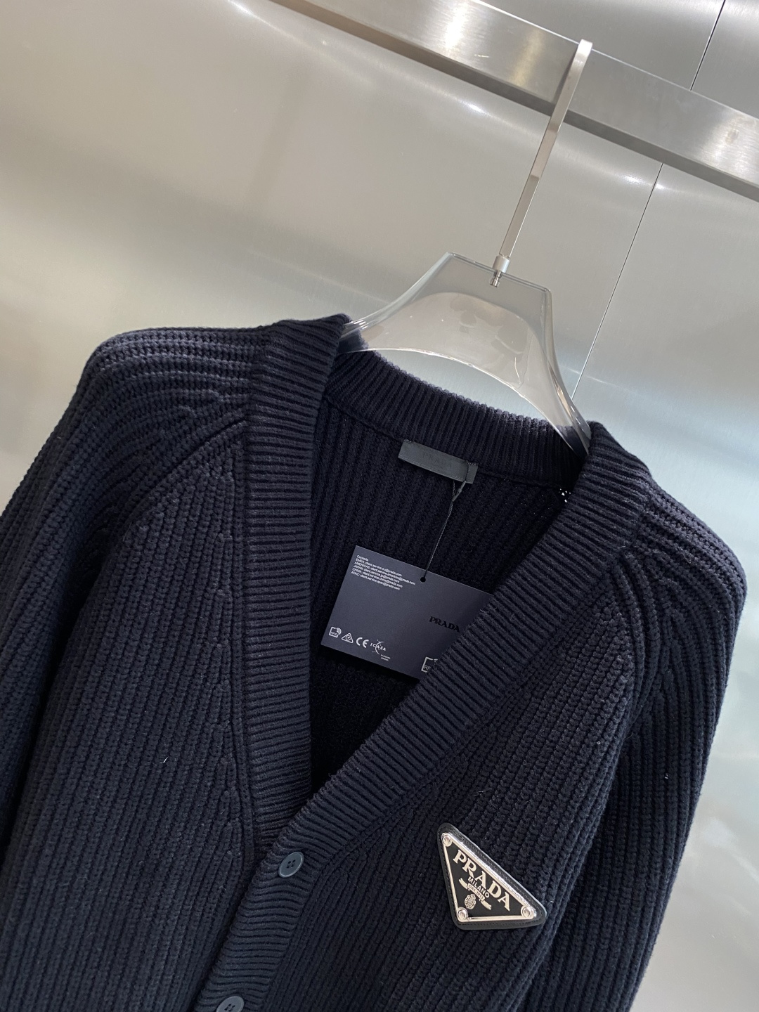 《𝙉𝙚𝙬🤍🖤普家》开衫新款针织毛衣衫，彰显2025秋冬秀场的 主题。责任采购羊毛成就换季时节的典雅之选，