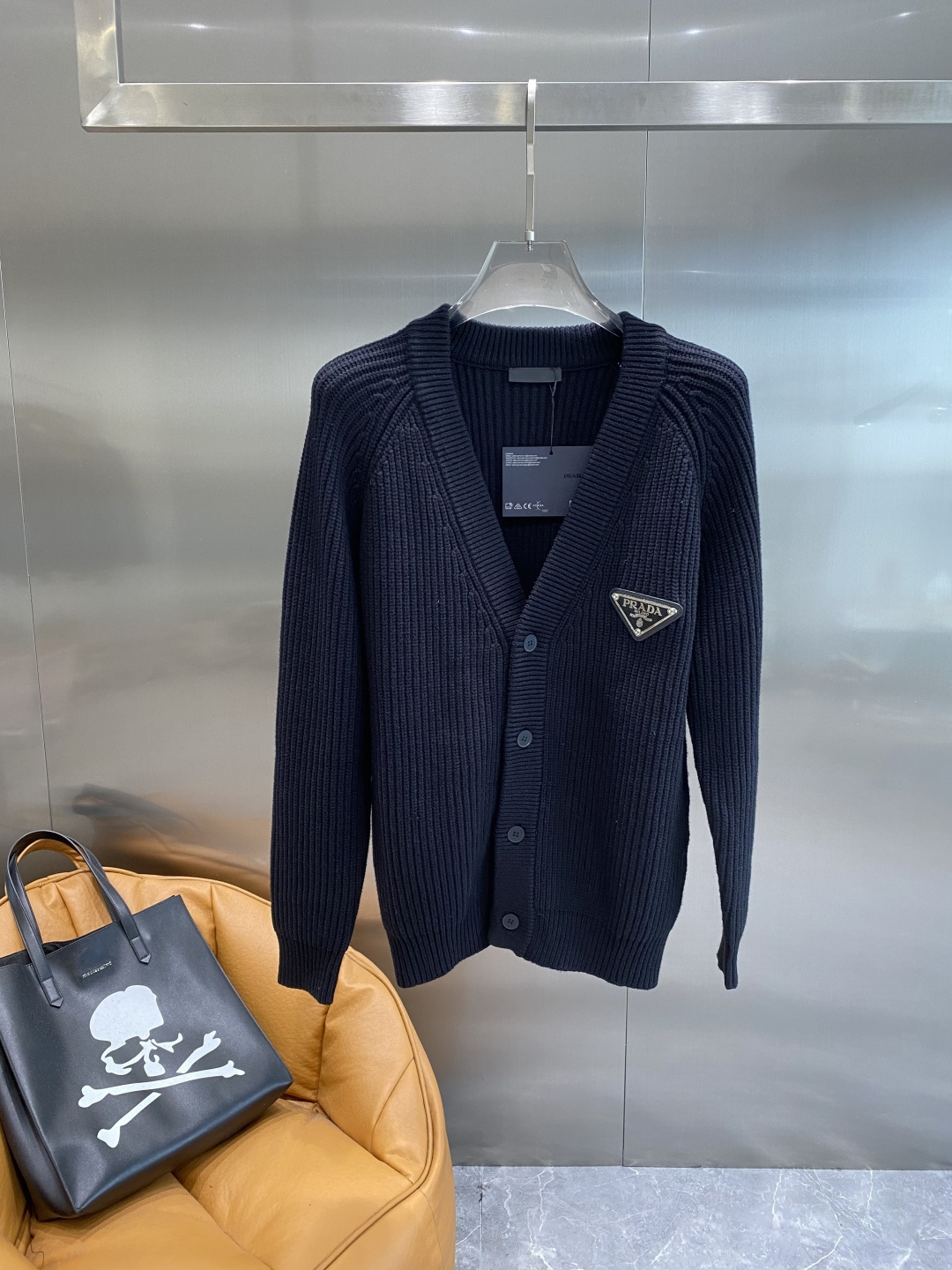 《𝙉𝙚𝙬🤍🖤普家》开衫新款针织毛衣衫，彰显2025秋冬秀场的 主题。责任采购羊毛成就换季时节的典雅之选，