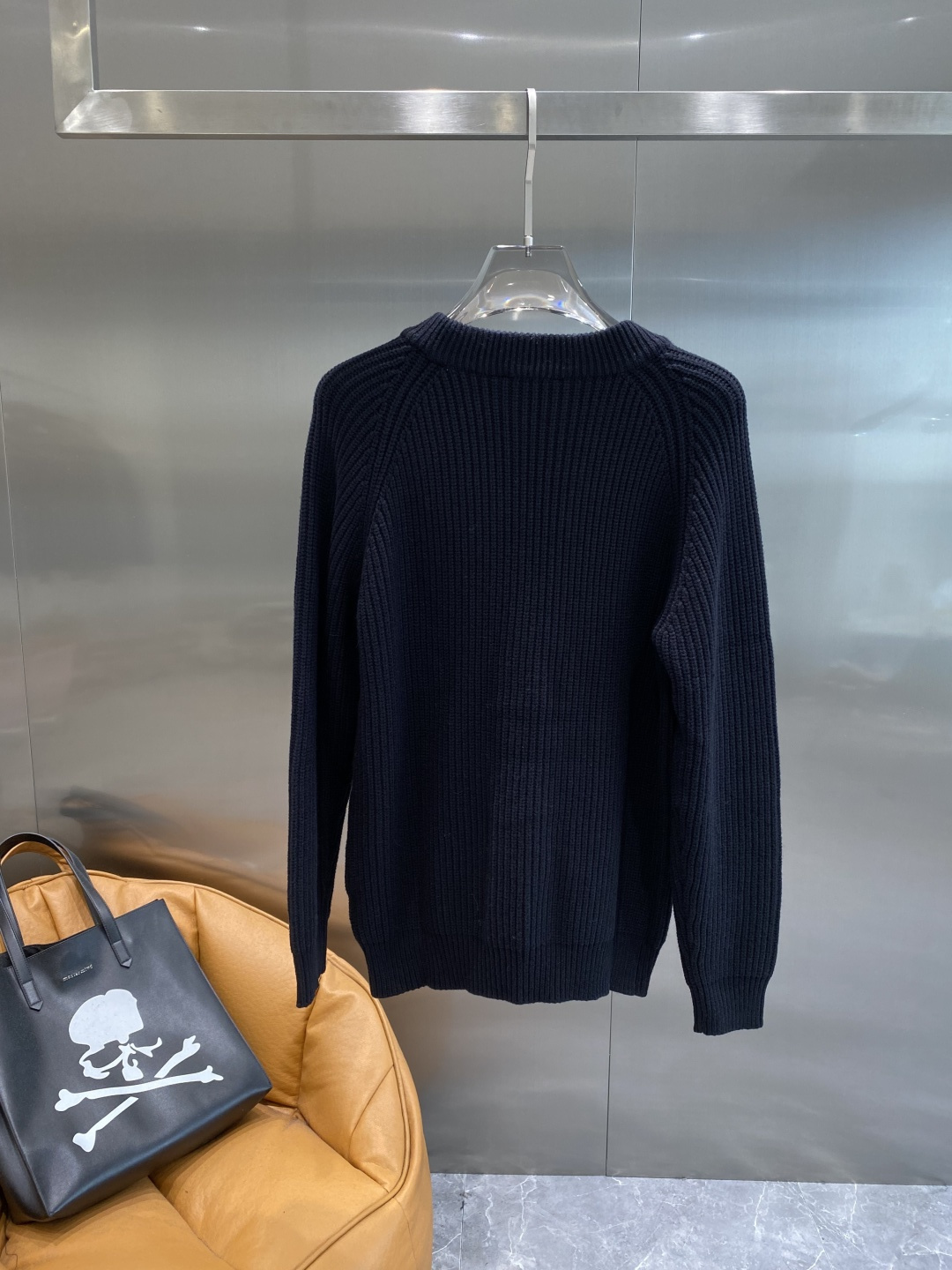 《𝙉𝙚𝙬🤍🖤普家》开衫新款针织毛衣衫，彰显2025秋冬秀场的 主题。责任采购羊毛成就换季时节的典雅之选，