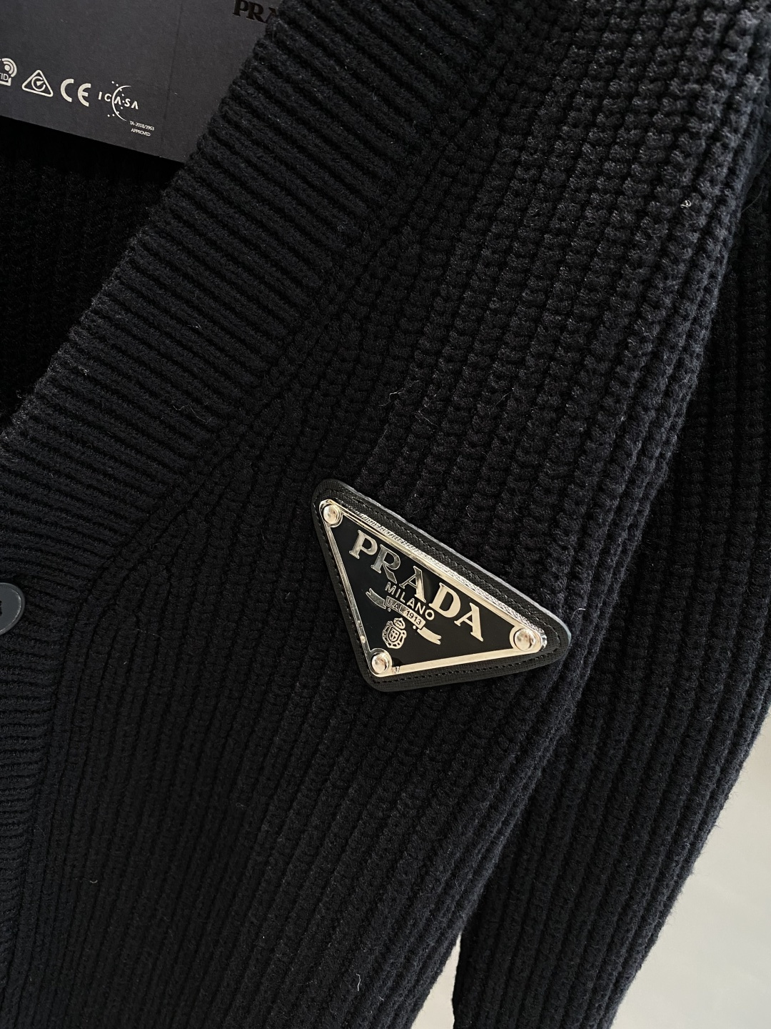 《𝙉𝙚𝙬🤍🖤普家》开衫新款针织毛衣衫，彰显2025秋冬秀场的 主题。责任采购羊毛成就换季时节的典雅之选，