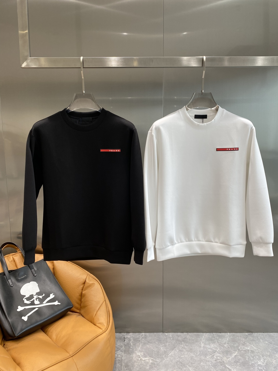 《𝙉𝙚𝙬🤍🖤普家》25秋冬新品空气层 圆领卫衣，正面品牌标识设计，创意重释品牌标志性设计，采用400克重