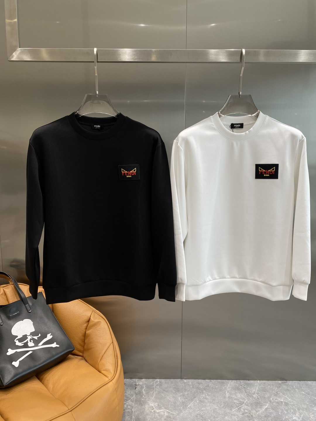 《𝙉𝙚𝙬🤍🖤芬家》25秋冬新品空气层 圆领卫衣，正面品牌标识设计，创意重释品牌标志性设计，采用400克重