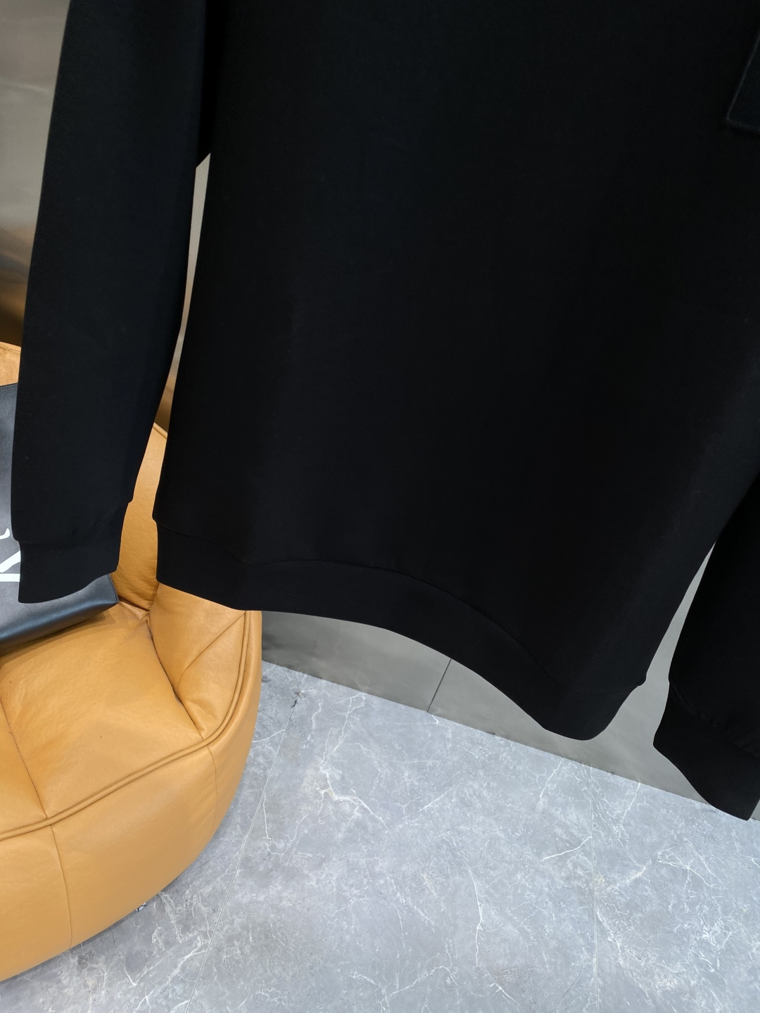 《𝙉𝙚𝙬🤍🖤芬家》25秋冬新品空气层 圆领卫衣，正面品牌标识设计，创意重释品牌标志性设计，采用400克重