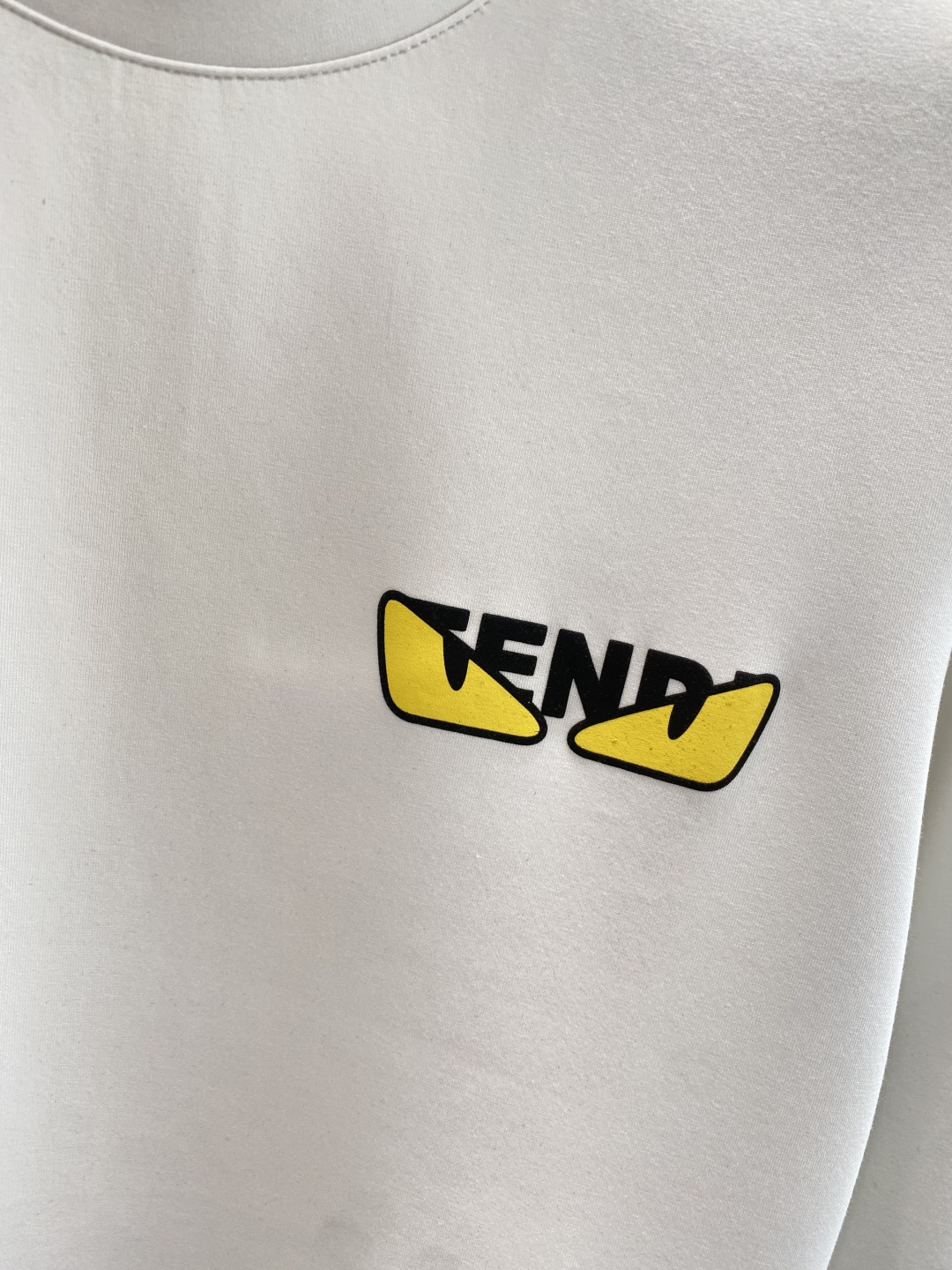 《𝙉𝙚𝙬🤍🖤芬家》25秋冬新品空气层 圆领卫衣，正面品牌标识设计，创意重释品牌标志性设计，采用400克重