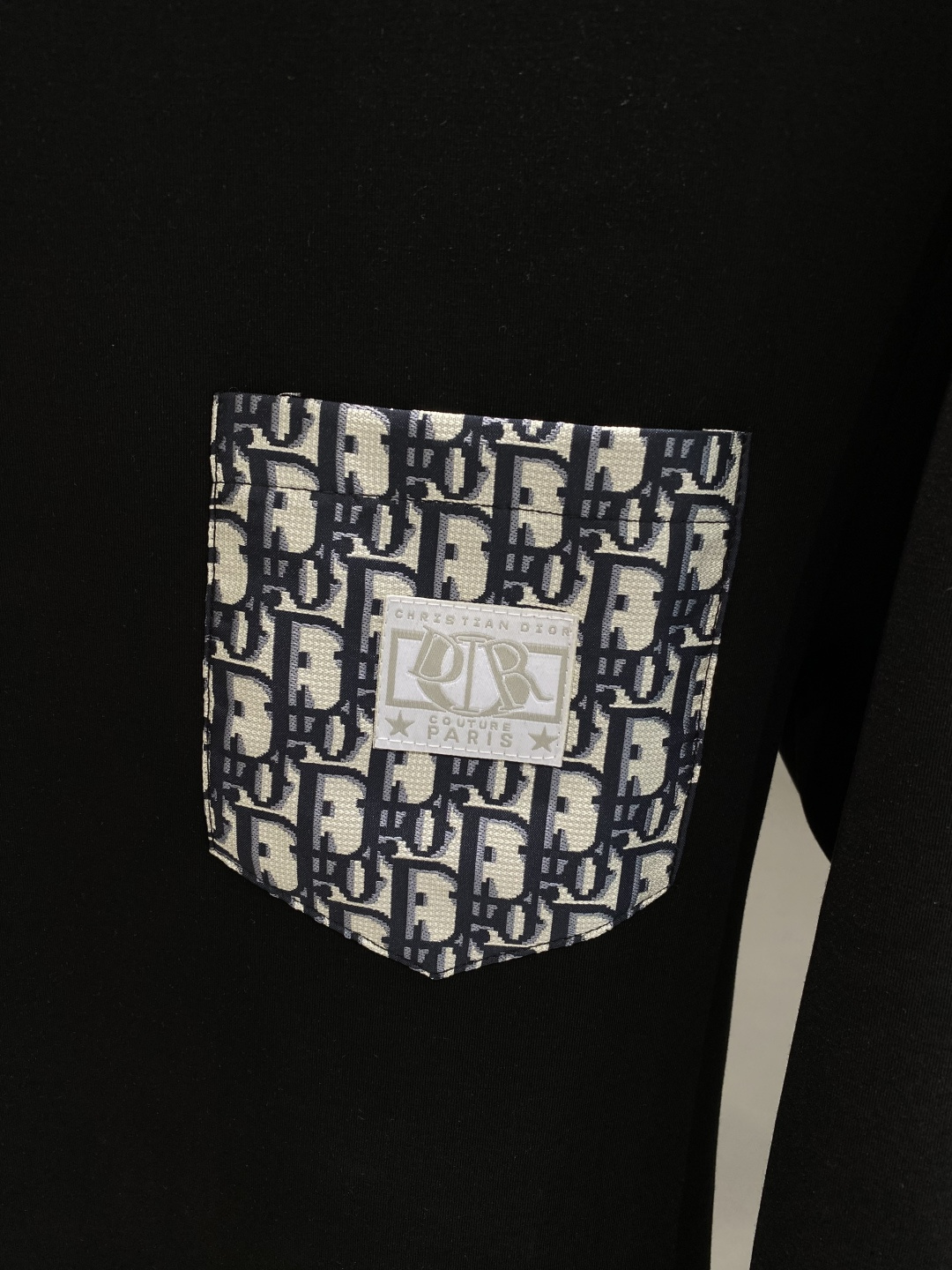 《𝙉𝙚𝙬🤍🖤迪家》25秋冬新品空气层 圆领卫衣，正面品牌标识设计，创意重释品牌标志性设计，采用400克重