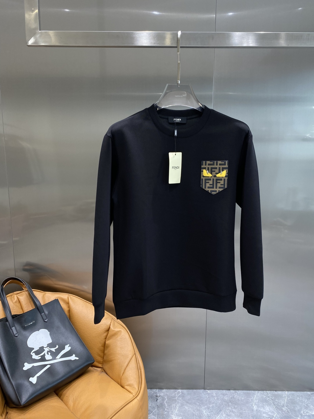 《𝙉𝙚𝙬🤍🖤芬家》25秋冬新品空气层 圆领卫衣，正面品牌标识设计，创意重释品牌标志性设计，采用400克重