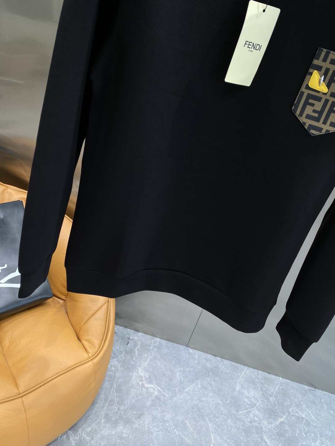 《𝙉𝙚𝙬🤍🖤芬家》25秋冬新品空气层 圆领卫衣，正面品牌标识设计，创意重释品牌标志性设计，采用400克重