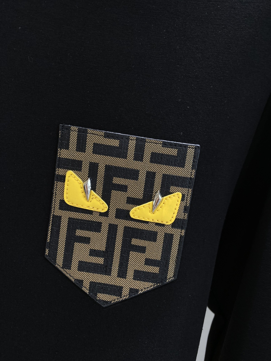 《𝙉𝙚𝙬🤍🖤芬家》25秋冬新品空气层 圆领卫衣，正面品牌标识设计，创意重释品牌标志性设计，采用400克重