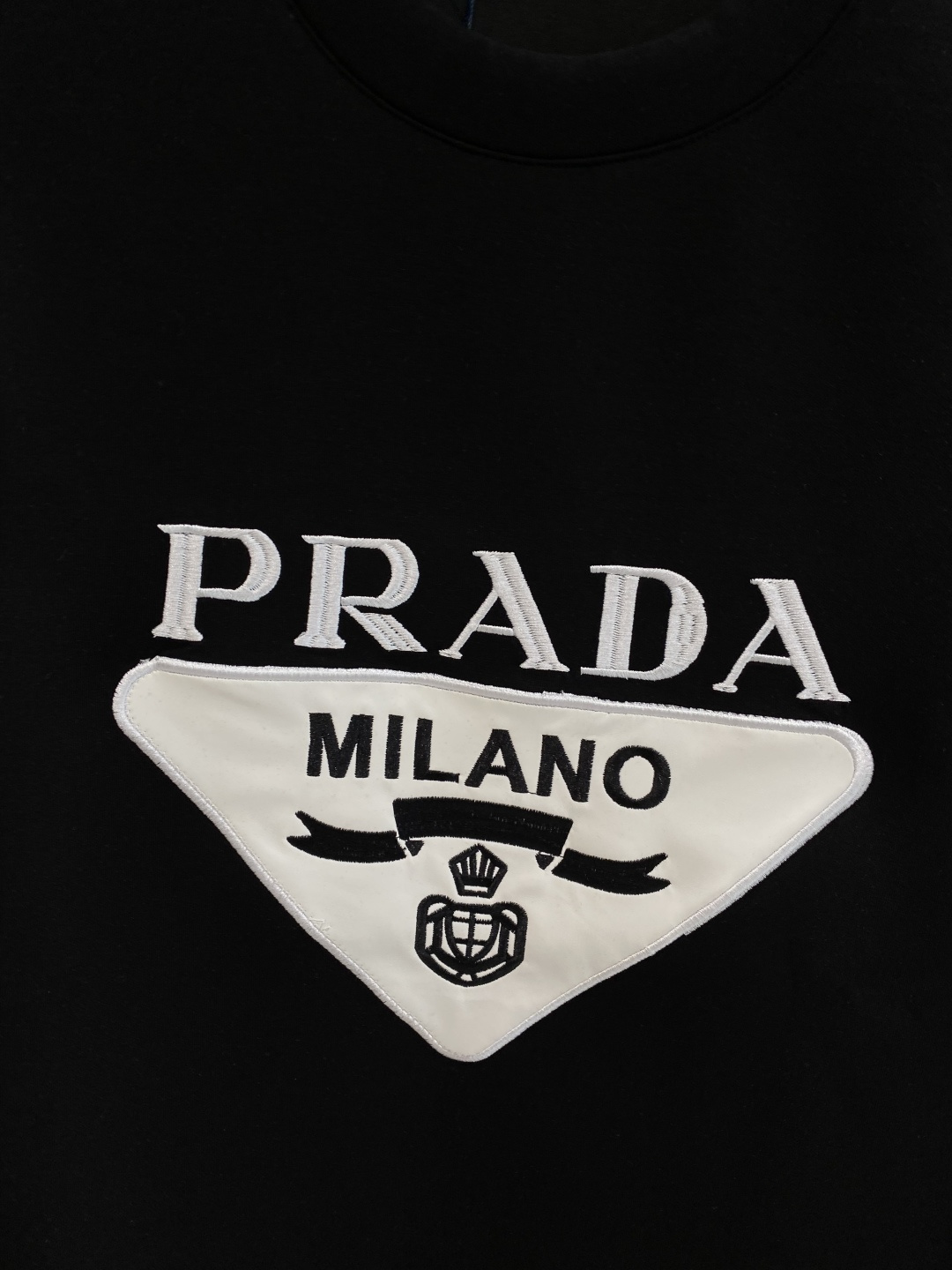 《𝙉𝙚𝙬🤍🖤普家》25秋冬新品空气层 圆领卫衣，正面品牌标识设计，创意重释品牌标志性设计，采用400克重