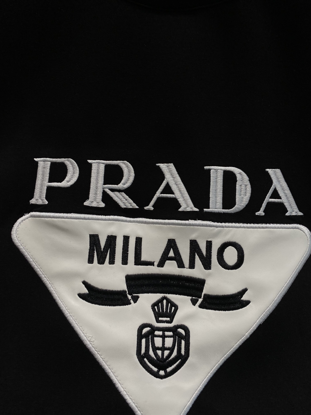 《𝙉𝙚𝙬🤍🖤普家》25秋冬新品空气层 圆领卫衣，正面品牌标识设计，创意重释品牌标志性设计，采用400克重