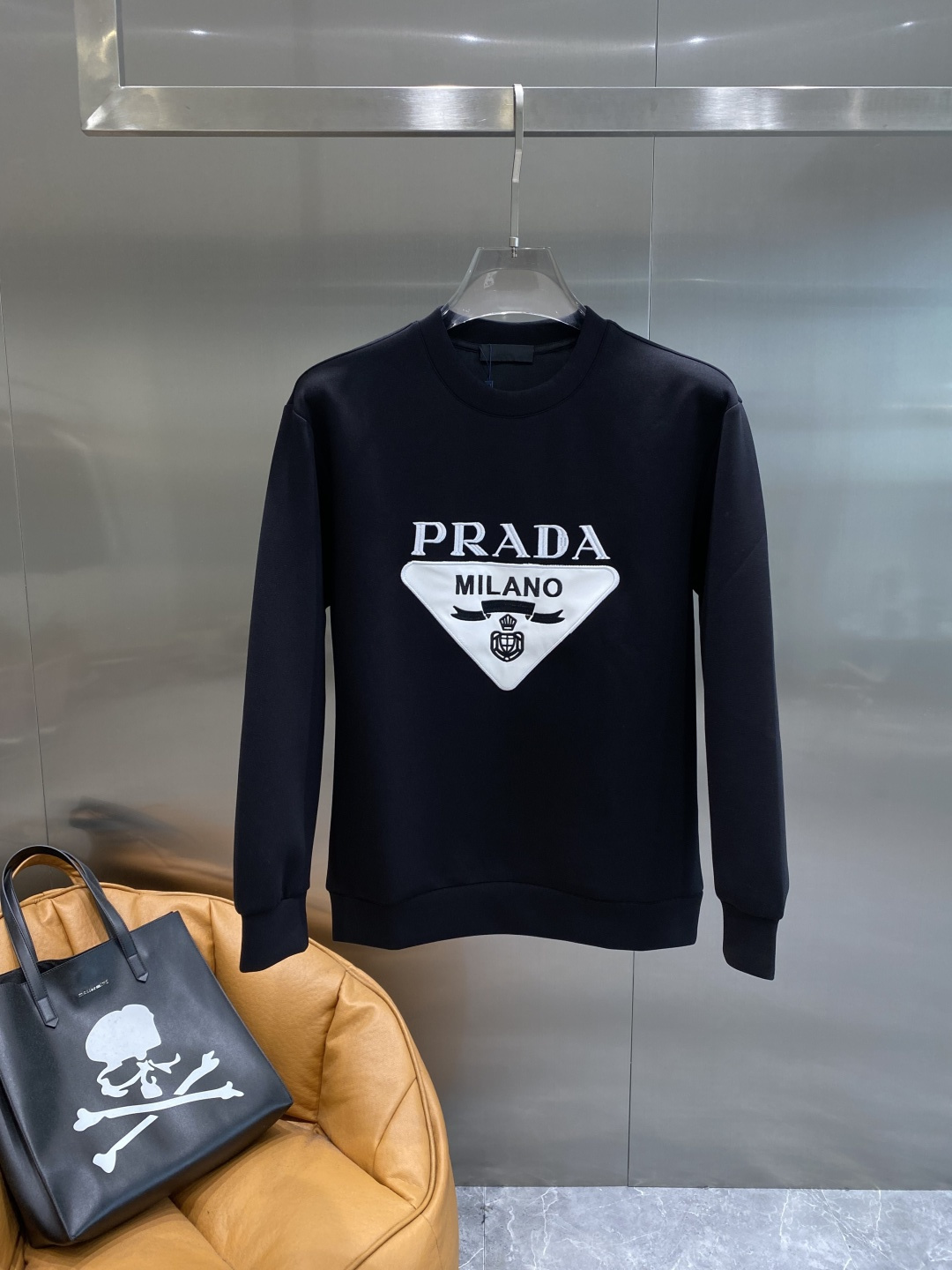 《𝙉𝙚𝙬🤍🖤普家》25秋冬新品空气层 圆领卫衣，正面品牌标识设计，创意重释品牌标志性设计，采用400克重