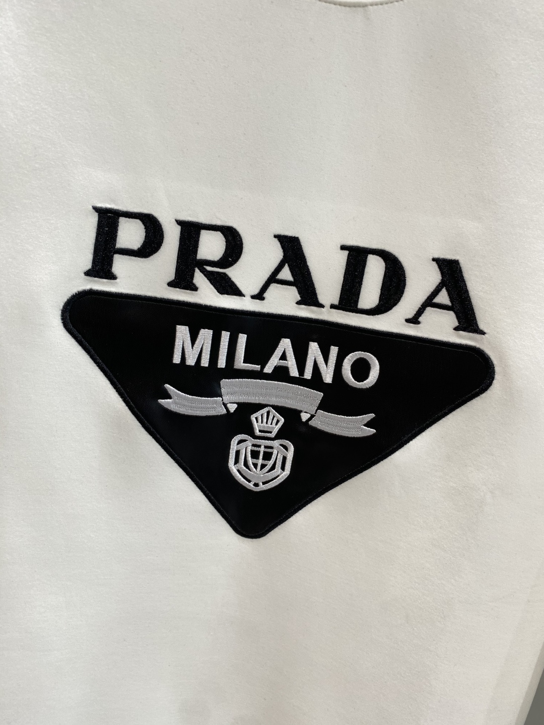 《𝙉𝙚𝙬🤍🖤普家》25秋冬新品空气层 圆领卫衣，正面品牌标识设计，创意重释品牌标志性设计，采用400克重