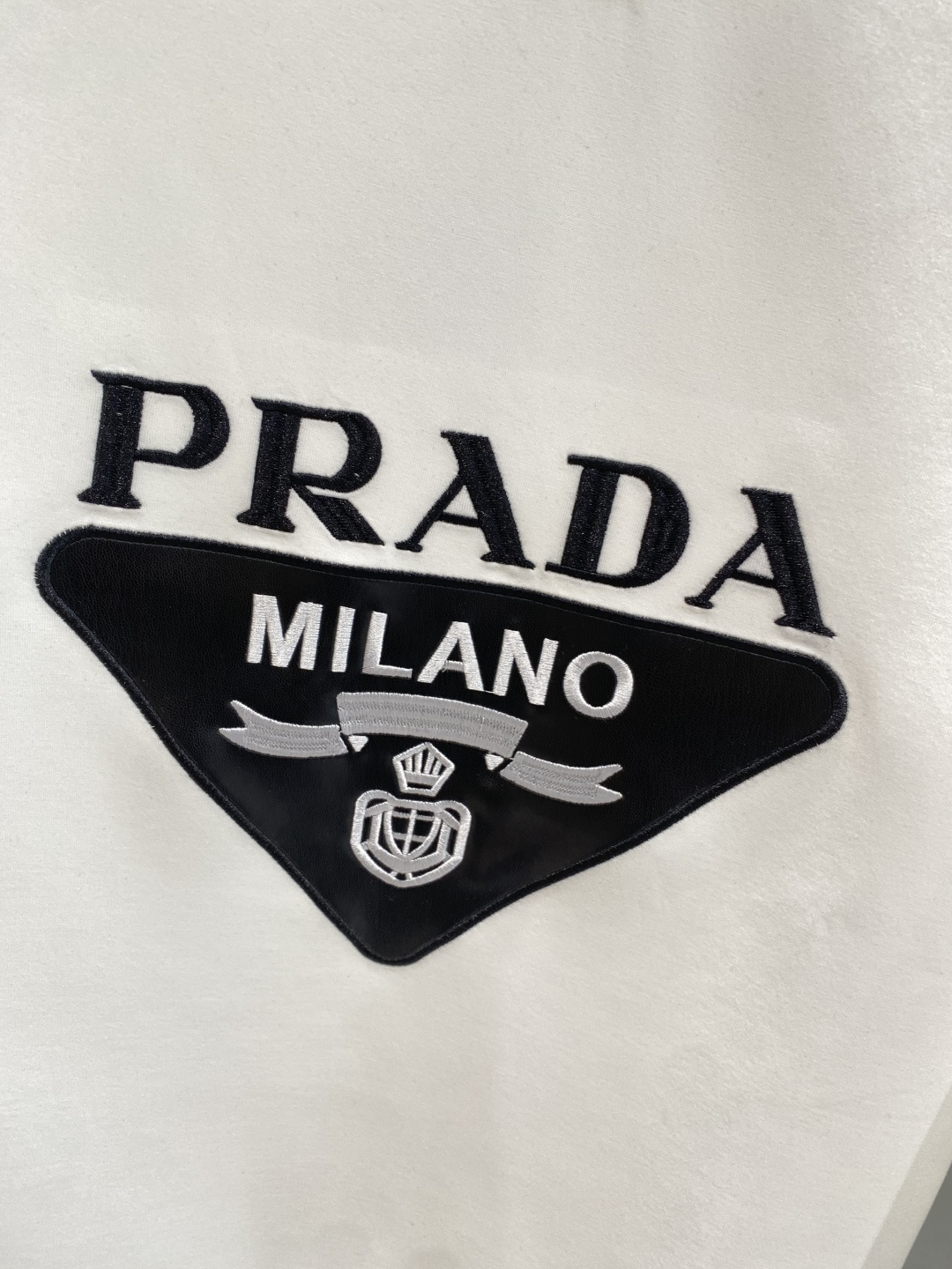 《𝙉𝙚𝙬🤍🖤普家》25秋冬新品空气层 圆领卫衣，正面品牌标识设计，创意重释品牌标志性设计，采用400克重