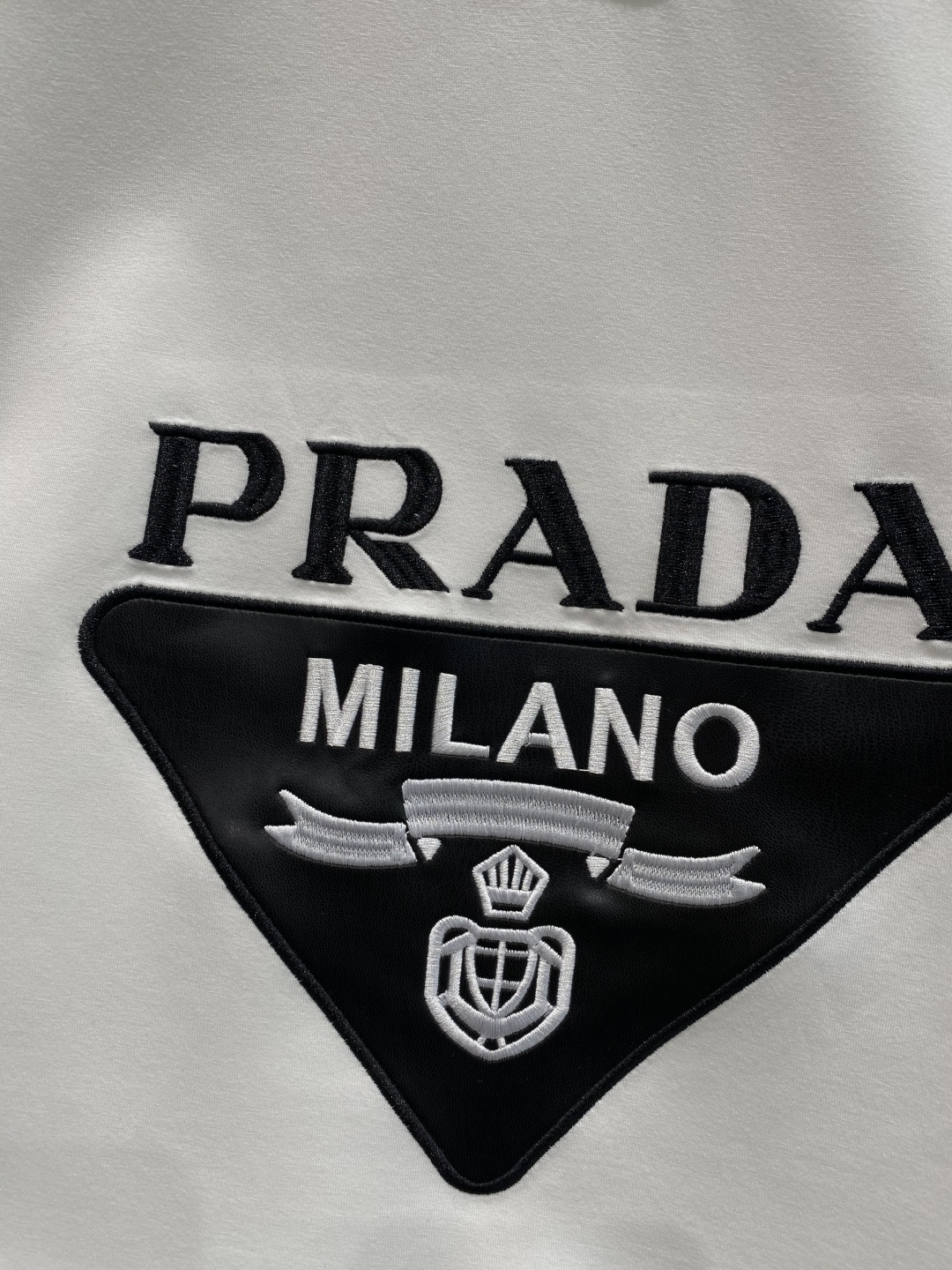 《𝙉𝙚𝙬🤍🖤普家》25秋冬新品空气层 圆领卫衣，正面品牌标识设计，创意重释品牌标志性设计，采用400克重