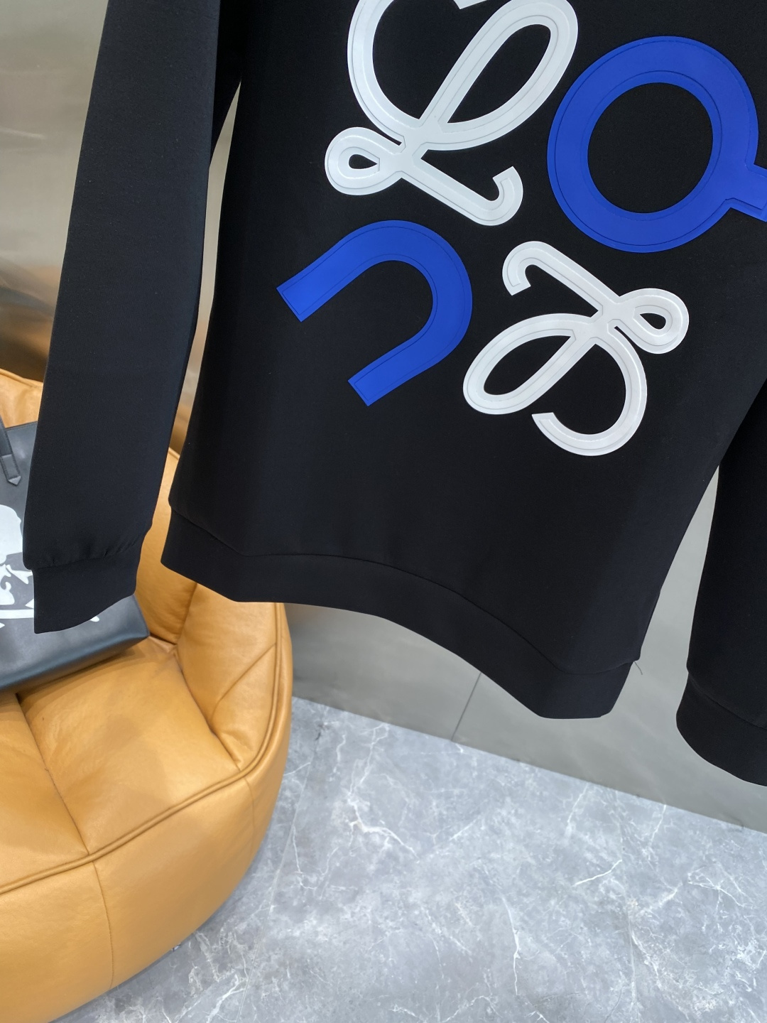 《𝙉𝙚𝙬🤍🖤罗家》25秋冬新品空气层 圆领卫衣，正面品牌标识设计，创意重释品牌标志性设计，采用400克重